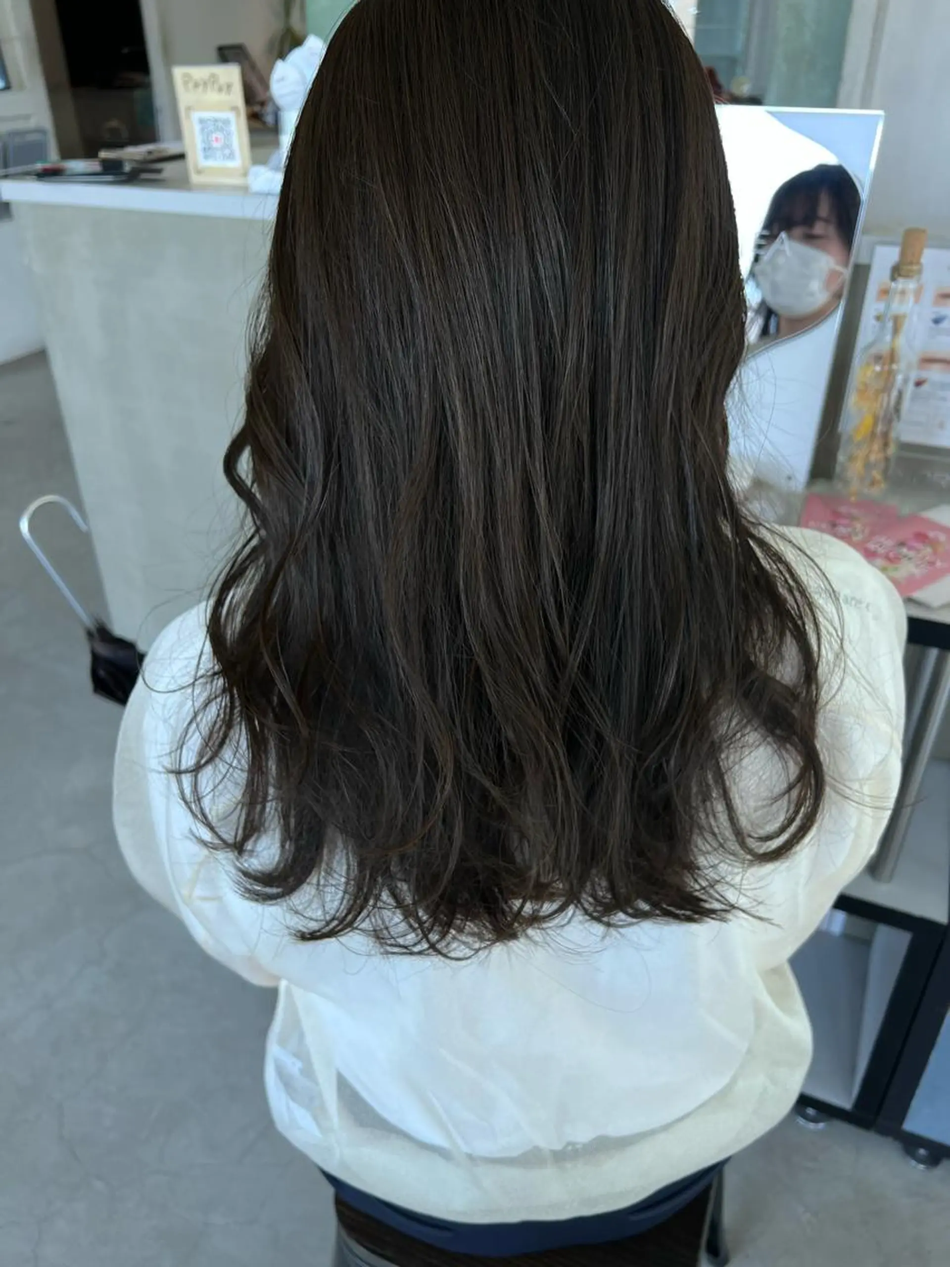 セミロング 岩井 愛生のヘアスタイル
