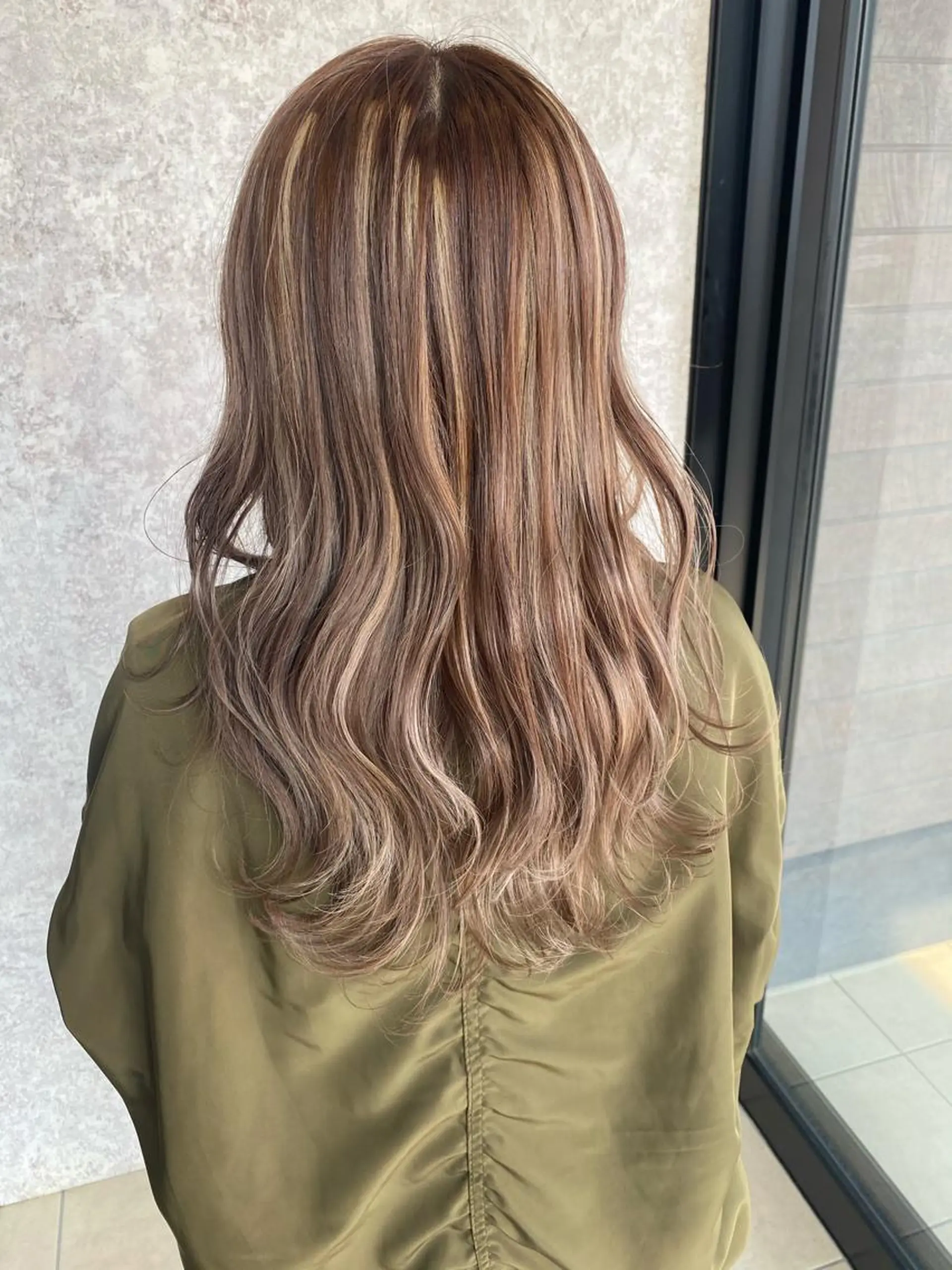 ロング カラー ベージュカラー ハイライトカラー ピンクカラー ピンクベージュ ハイライト earth尾形美穂 🫧髪質改善縮毛🫧のヘアスタイル