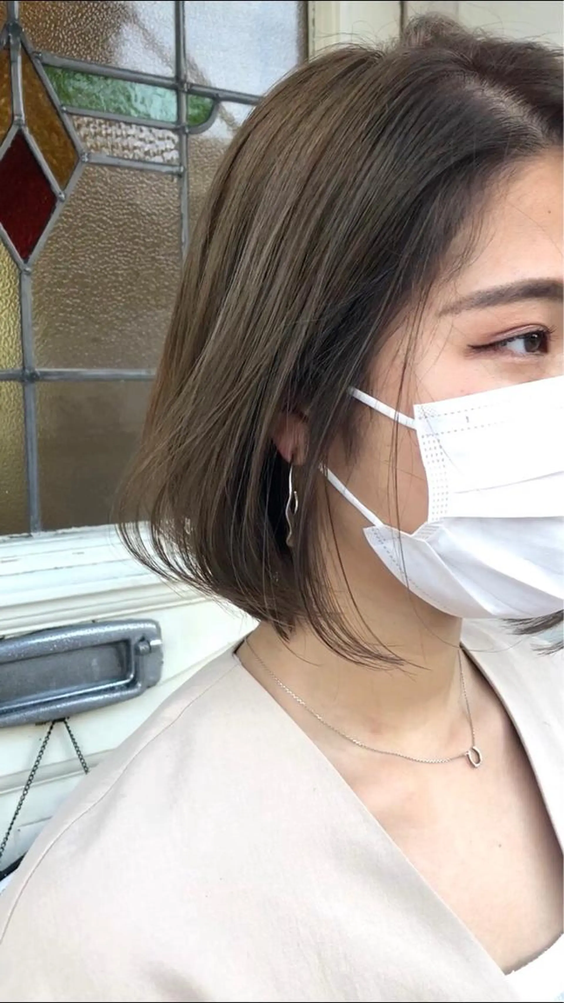 ショート カラー ベージュカラー ブリーチ ミルクティーベージュ ヘアカラー トリートメント h a k u 大倉 卓人のヘアスタイル