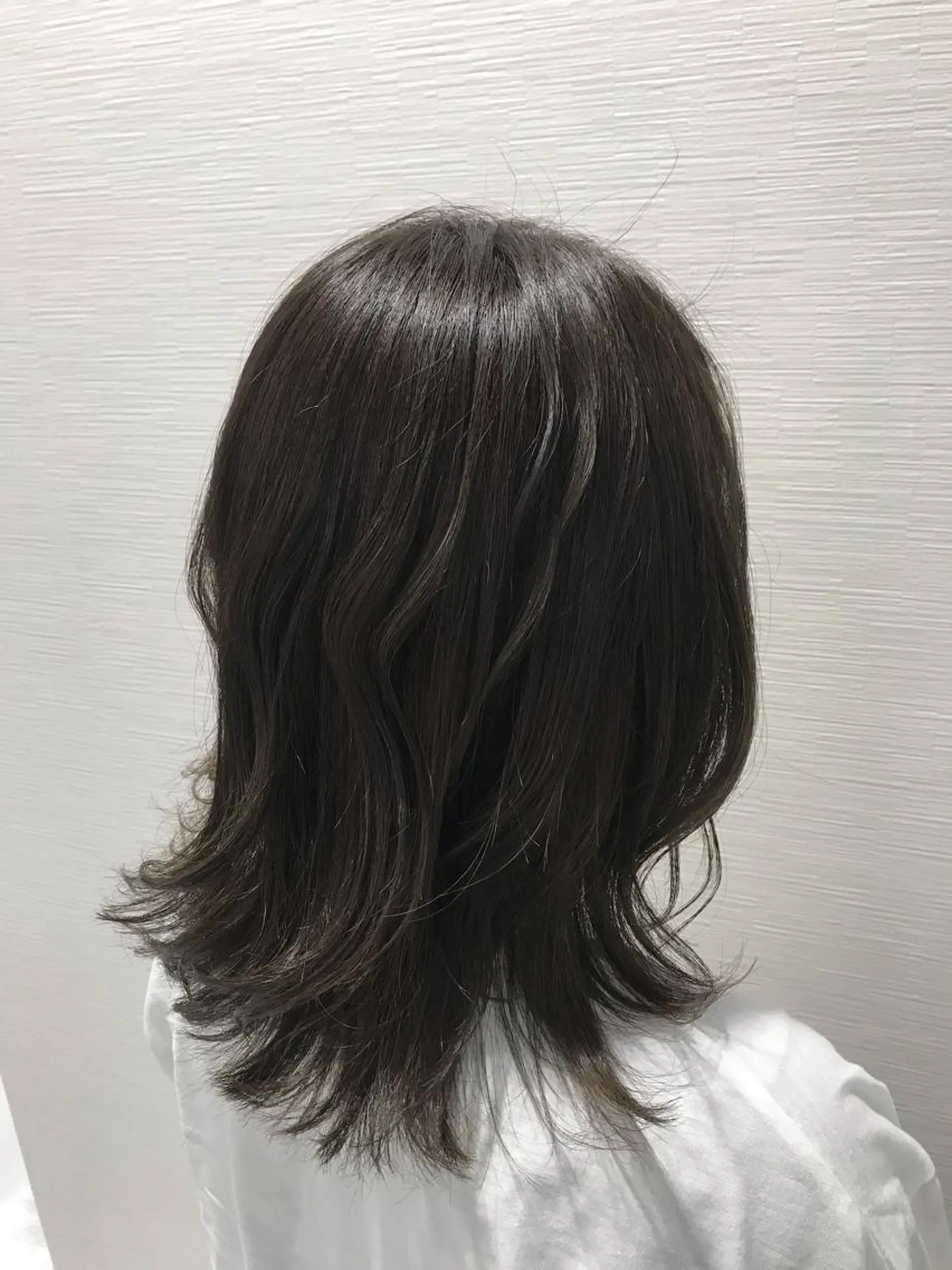 ミディアム カラー ヘアアレンジ 透明感カラー グレージュ 外ハネヘア 【東北メンズヘア1 位受賞🥇】本間祐太のヘアスタイル