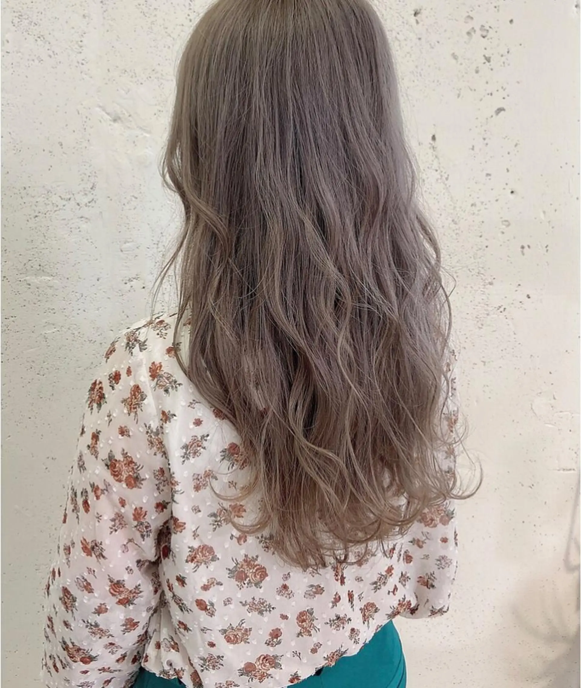 ロング カラー 岡田まみ🍒🤍 透明感カラーのヘアスタイル