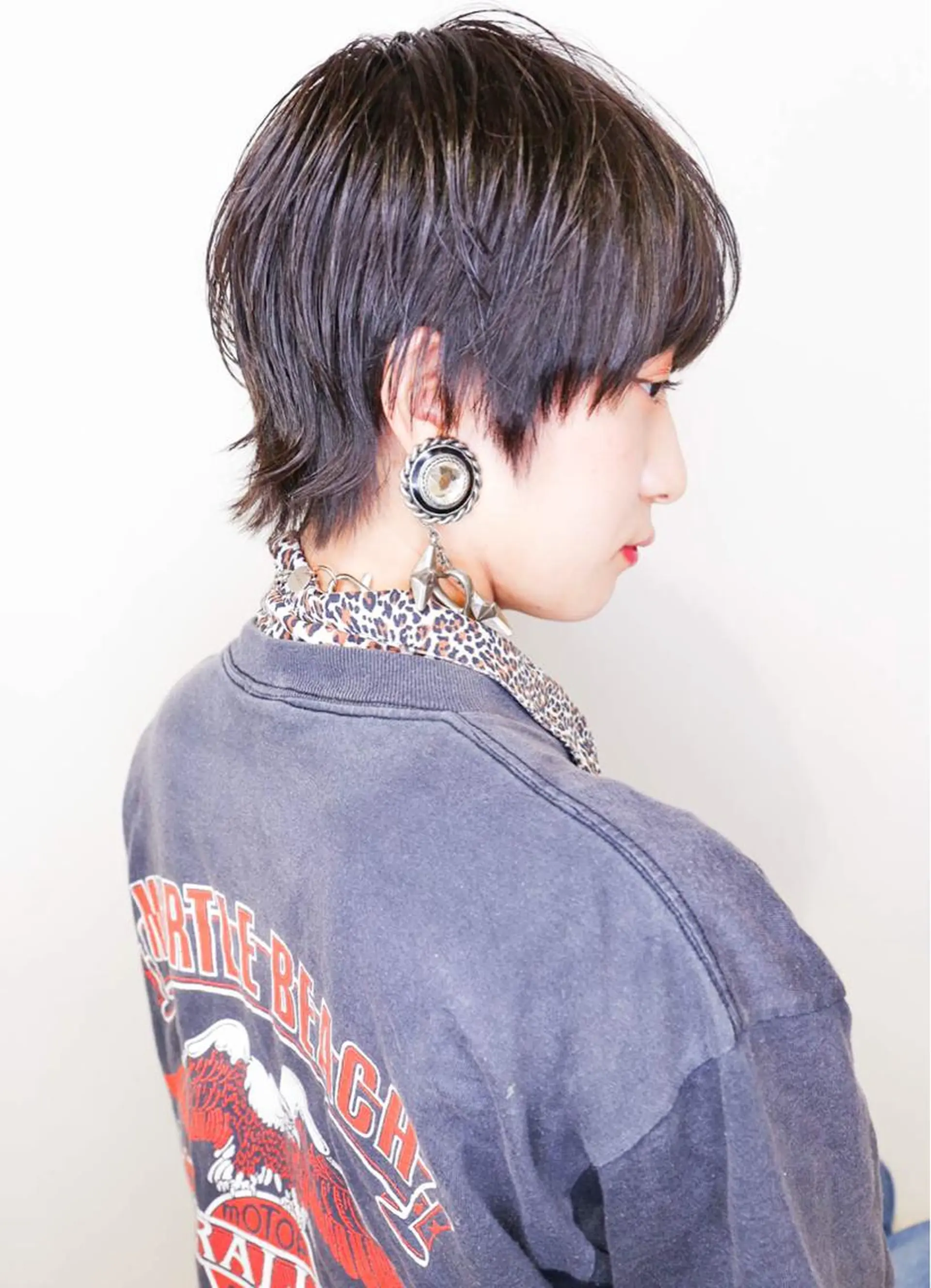 ショート カラー ウルフカット／吉村 桃子のヘアスタイル