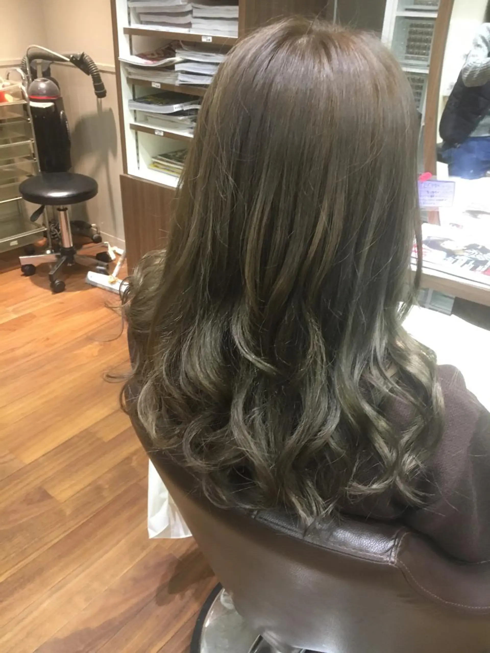 ショート ミディアム セミロング ロング カラー アッシュ ブリーチ シルバー シルバーアッシュ 東條 克義のヘアスタイル