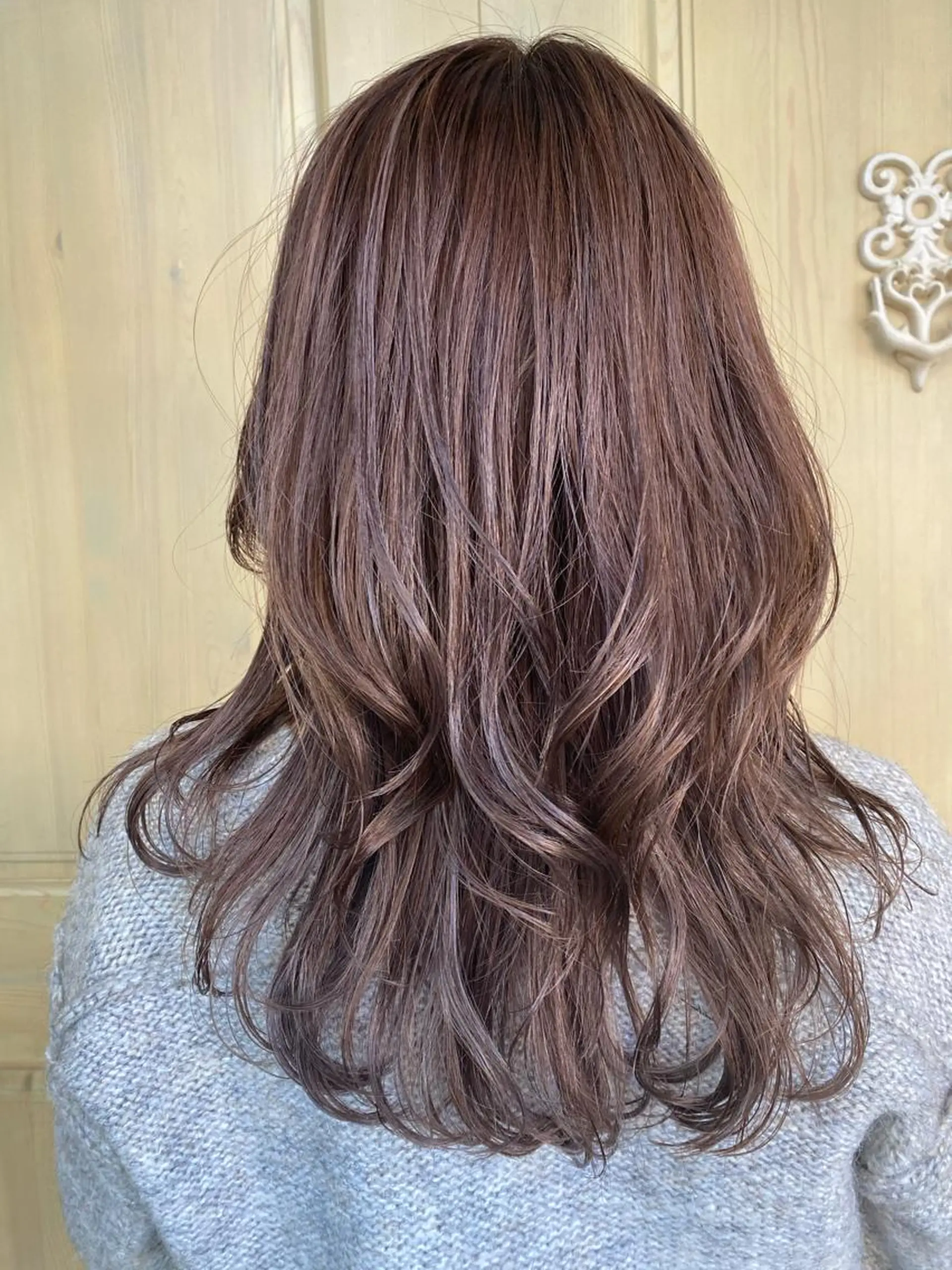 ロング カラー グレージュ ラベンダーカラー ラベンダーグレージュ ラベンダーグレー カット ヘアカラー トリートメント レイヤーカット/ 根本瑠実のヘアスタイル