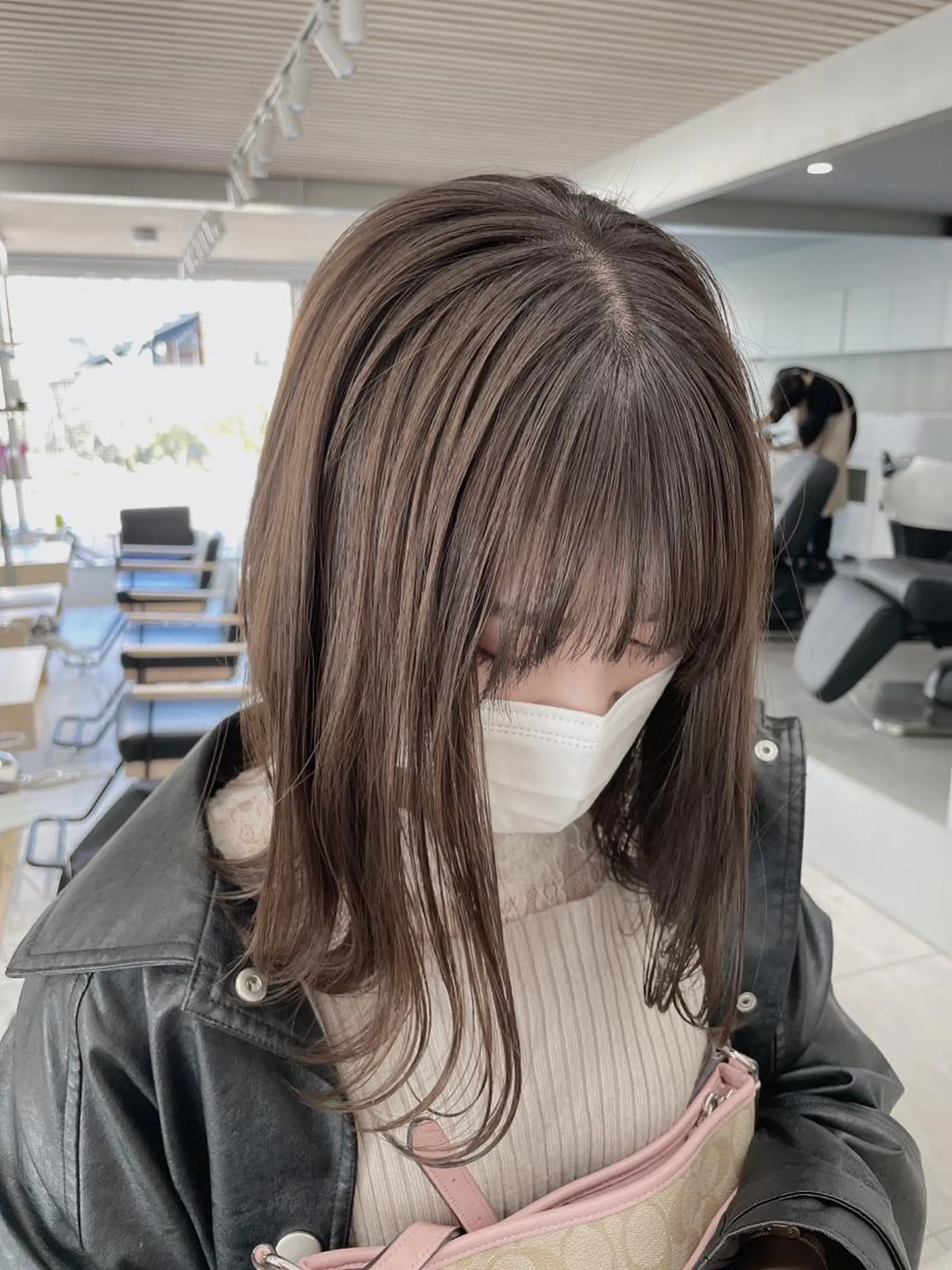 ミディアム カラー レイヤーカット 透明感カラーのヘアスタイル