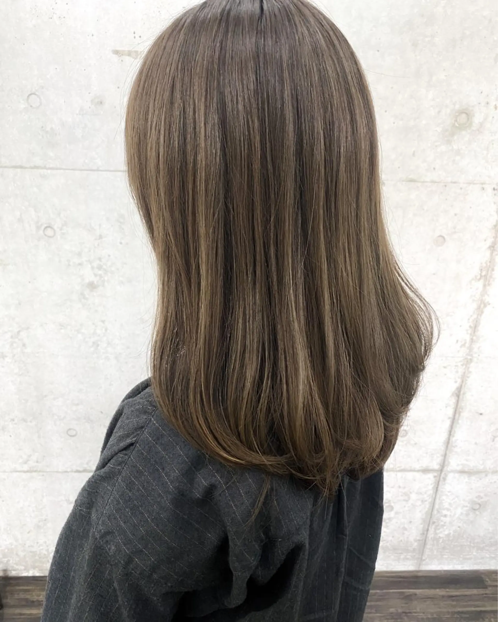 セミロング 秋月 亜耶のヘアスタイル