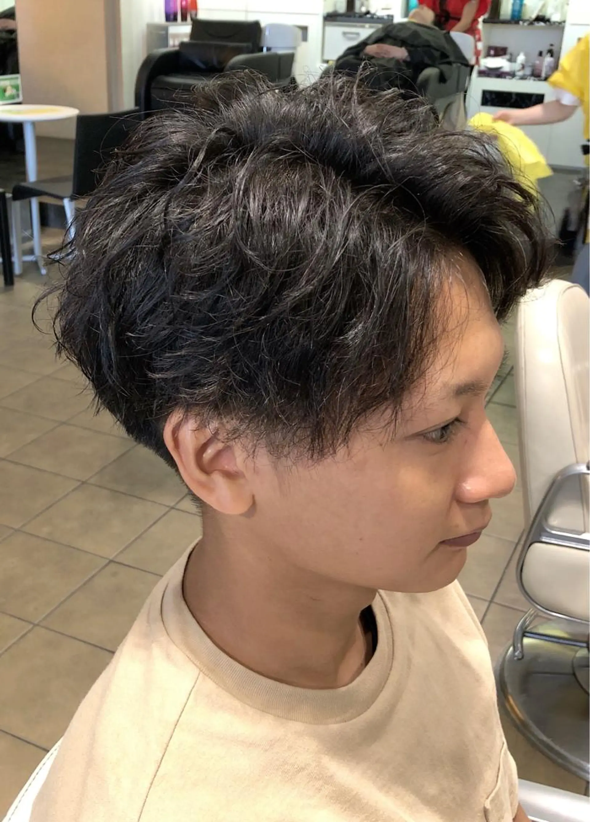 パーマ メンズ センターパート メンズパーマ スパイラルパーマ メンズ レイヤー ウルフ 弓木啓輔のヘアスタイル