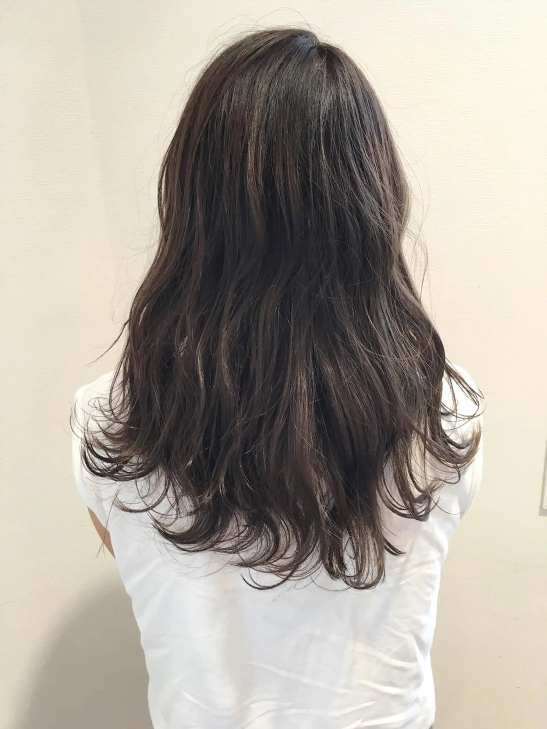 ロング カラー グレージュ ディレクター ノナカのヘアスタイル