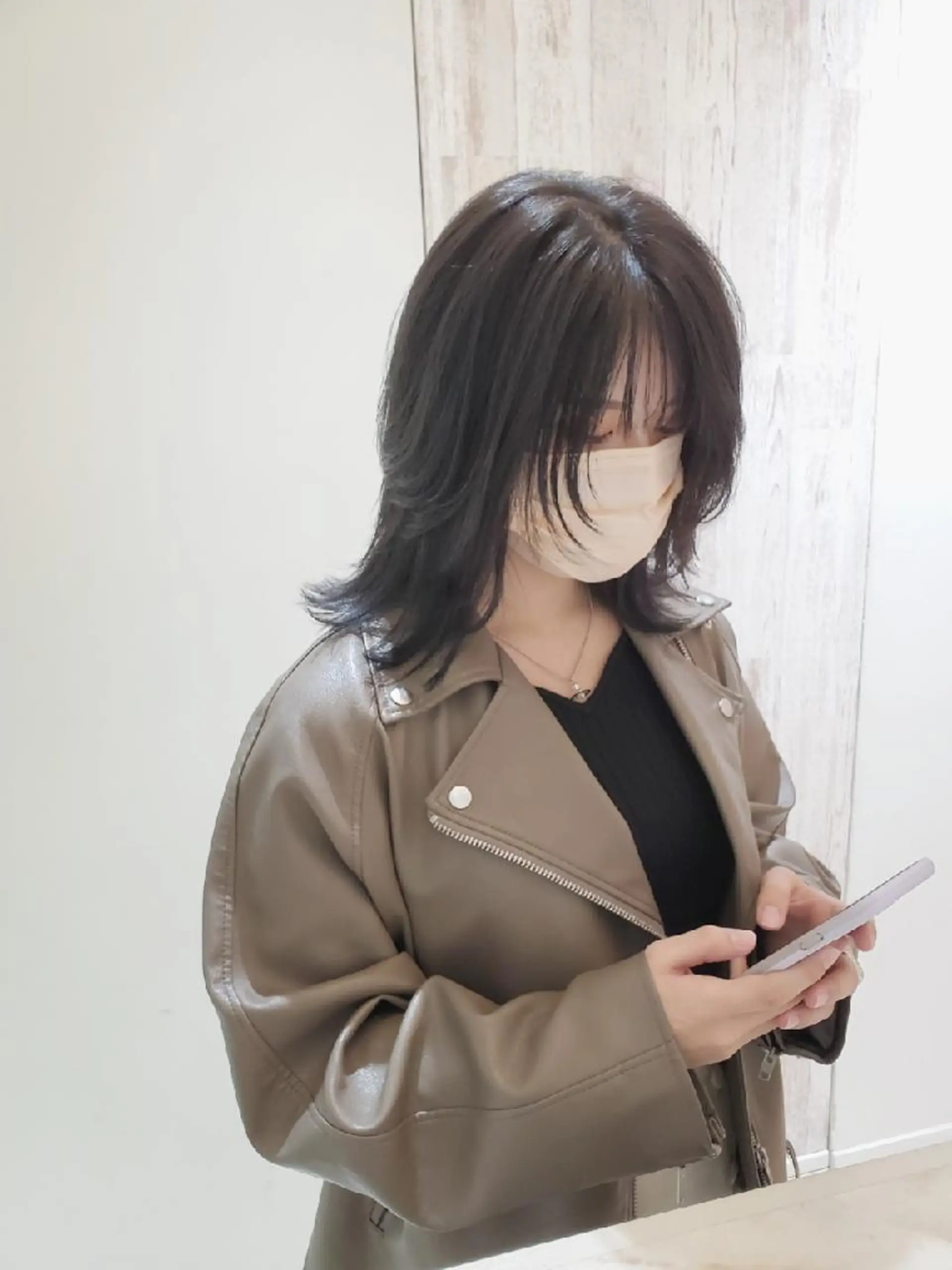 ミディアム カラー 黒髪 ブルーカラー ブルーブラック 小顔カット ウルフカット カット ヘアカラー トリートメント レイヤーカット/ ウルフカット/大橋 のヘアスタイル