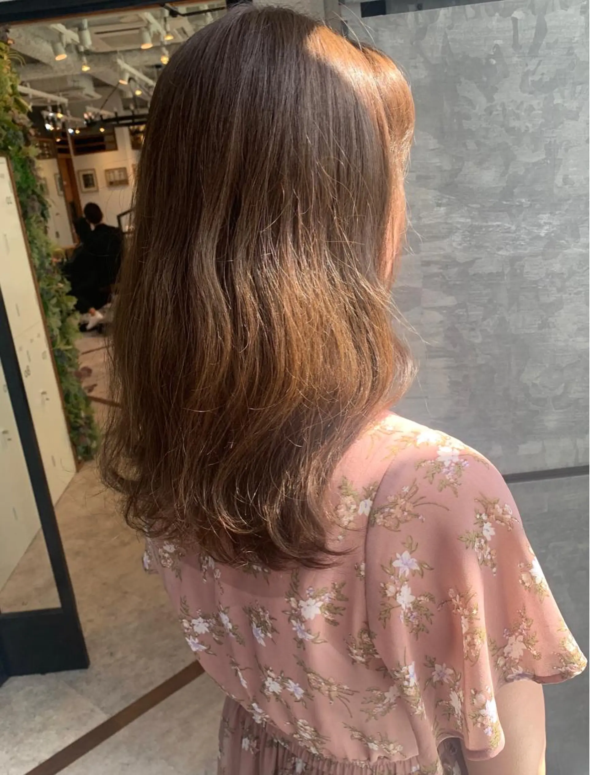 ロング カラー ベージュカラー ブリーチ ミルクティーベージュ ブリーチなしカラー 髪質改善/白髪ぼかし KENTAのヘアスタイル