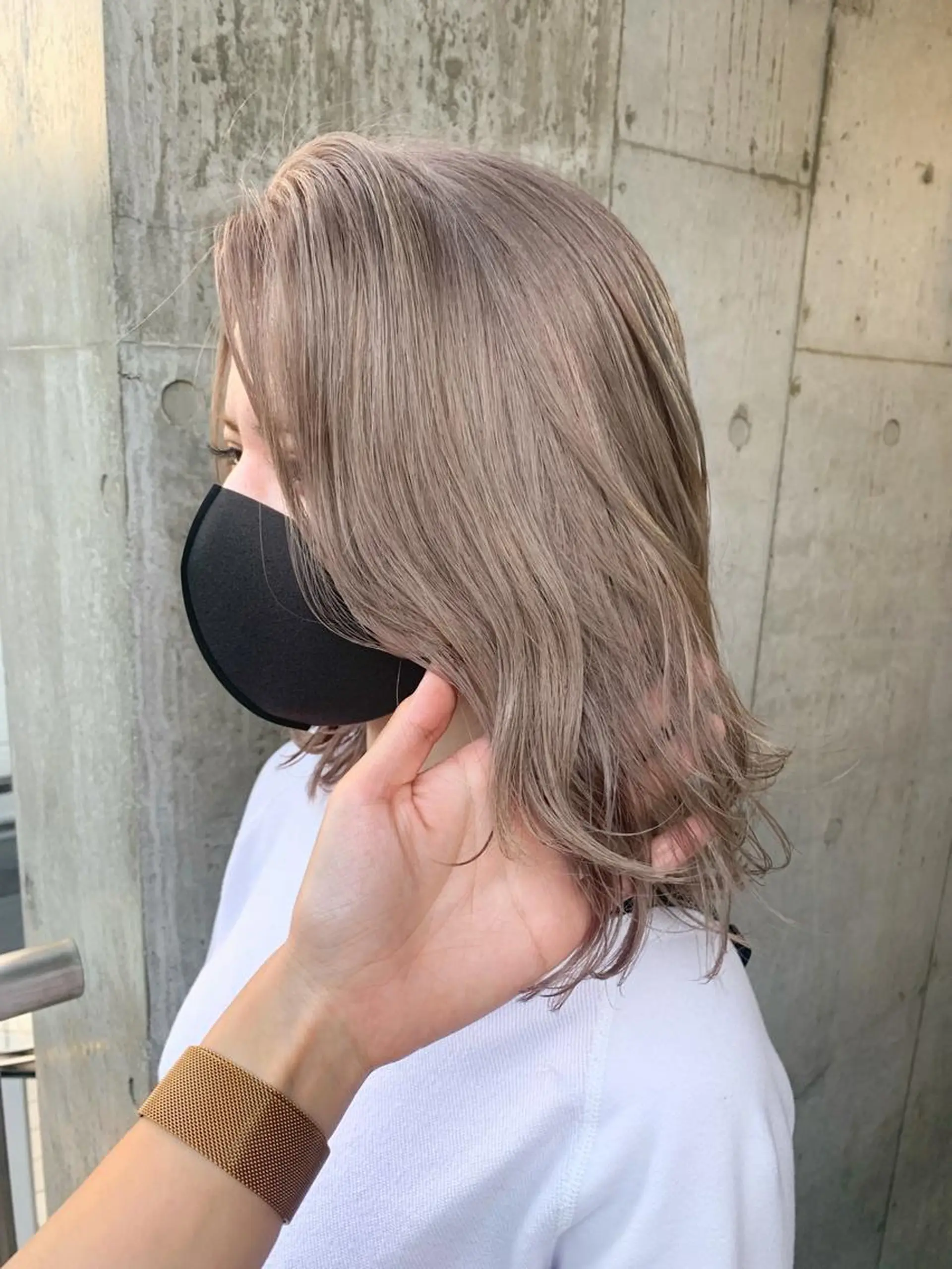 セミロング カラー ミルクティーベージュ ブリーチ　店長　清水のヘアスタイル