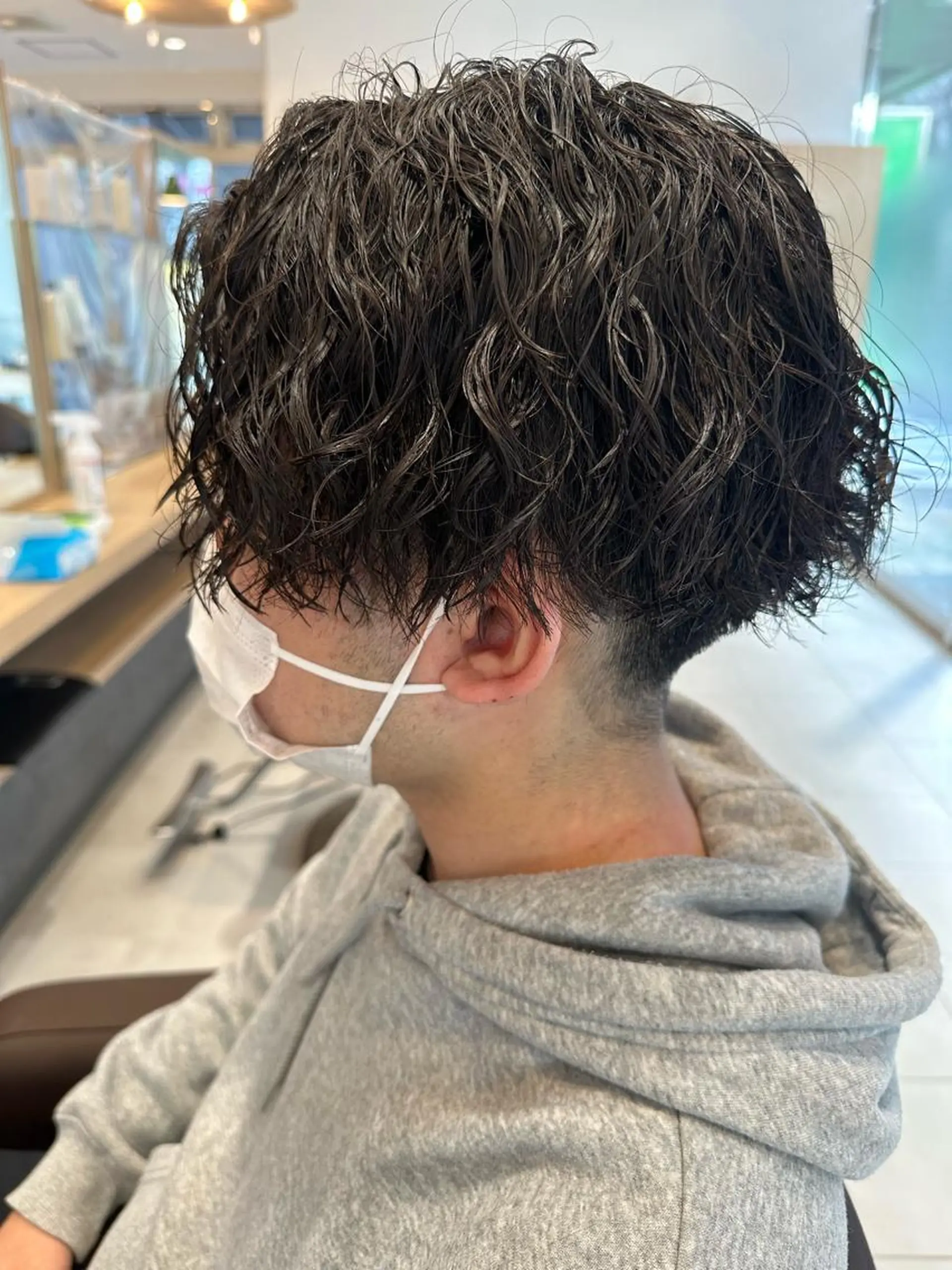 ミディアム パーマ メンズ ミディアムパーマ フェードカット メンズパーマ ツイストスパイラルパーマ 波巻きパーマ 💈メンズ特化 美容師サキ💈のヘアスタイル