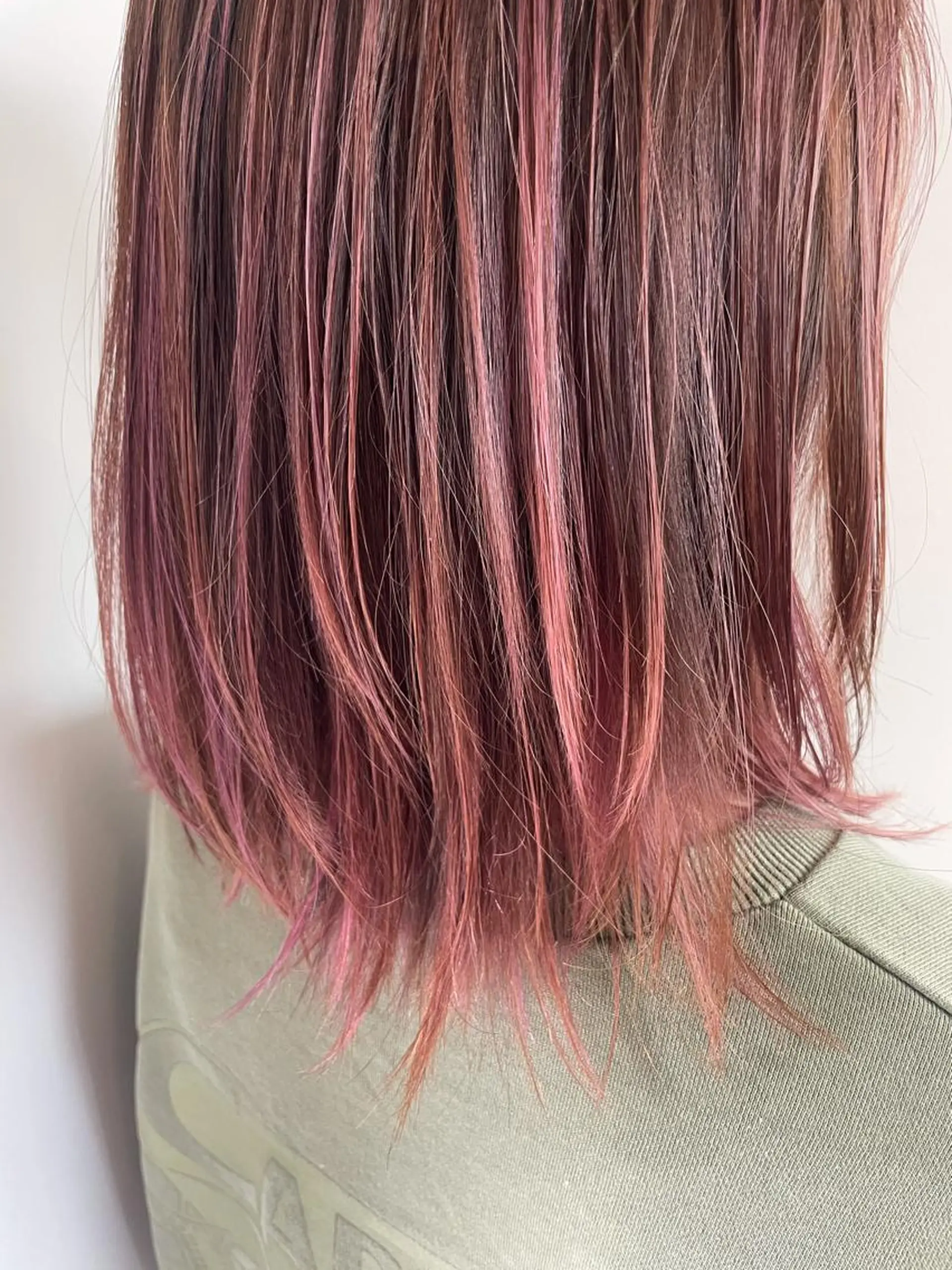 セミロング カラー ハイライトカラー ピンクカラー ハイライト 🔹TOMO🔹 圧倒的経験値🔹のヘアスタイル