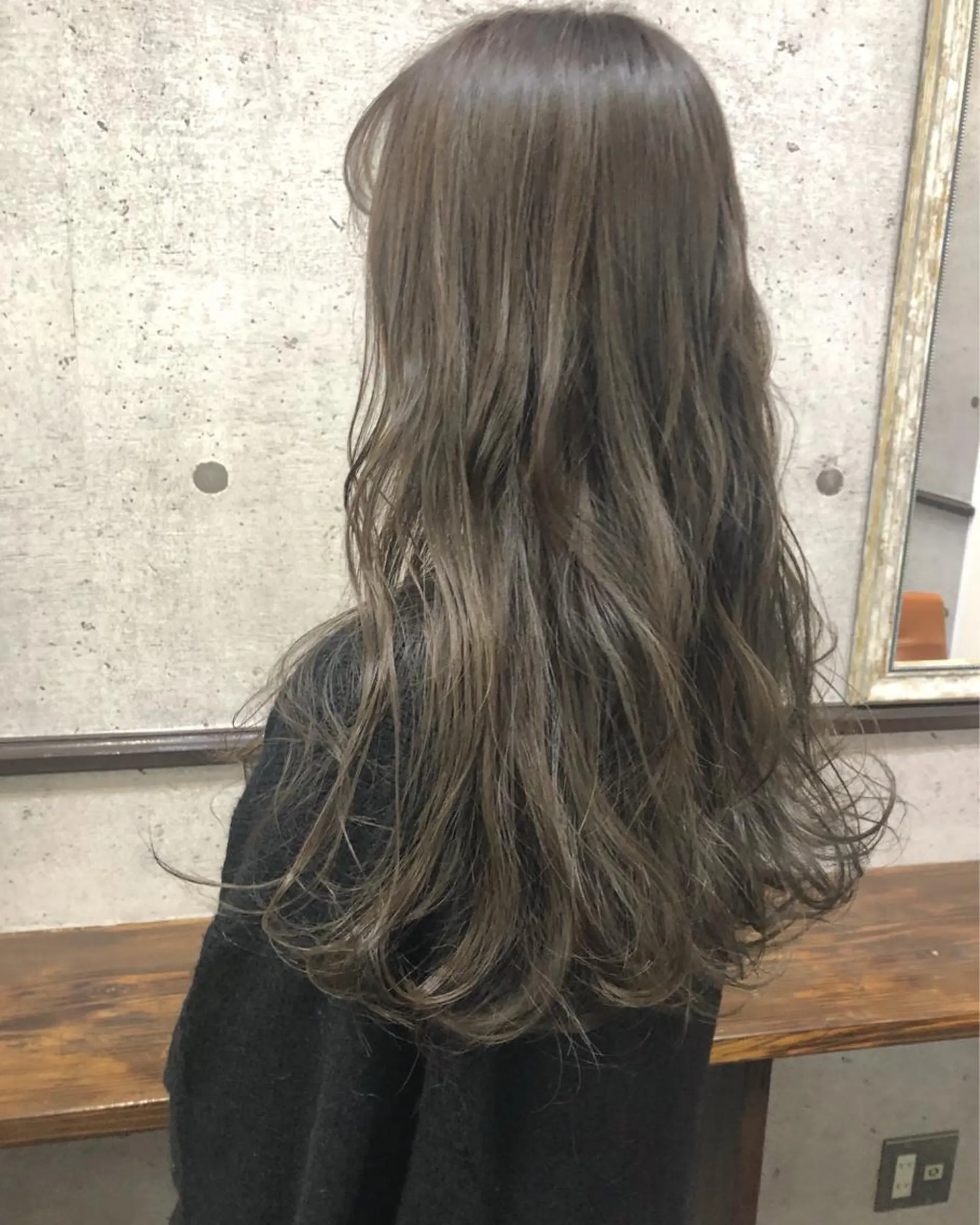 ロング カラー グレージュ 江原 彩華のヘアスタイル