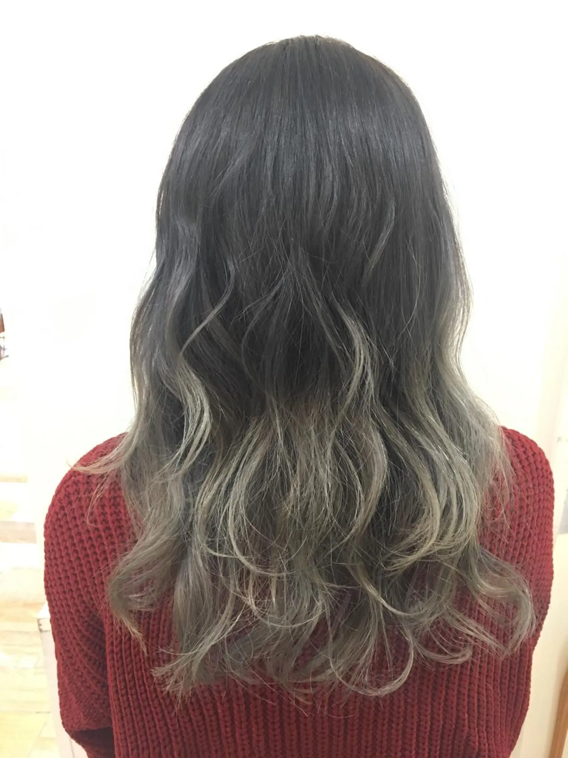 ロング カラー アッシュ ブリーチ ダークグレー ホワイトアッシュ ぱつっとボブ/ 小野あかねのヘアスタイル