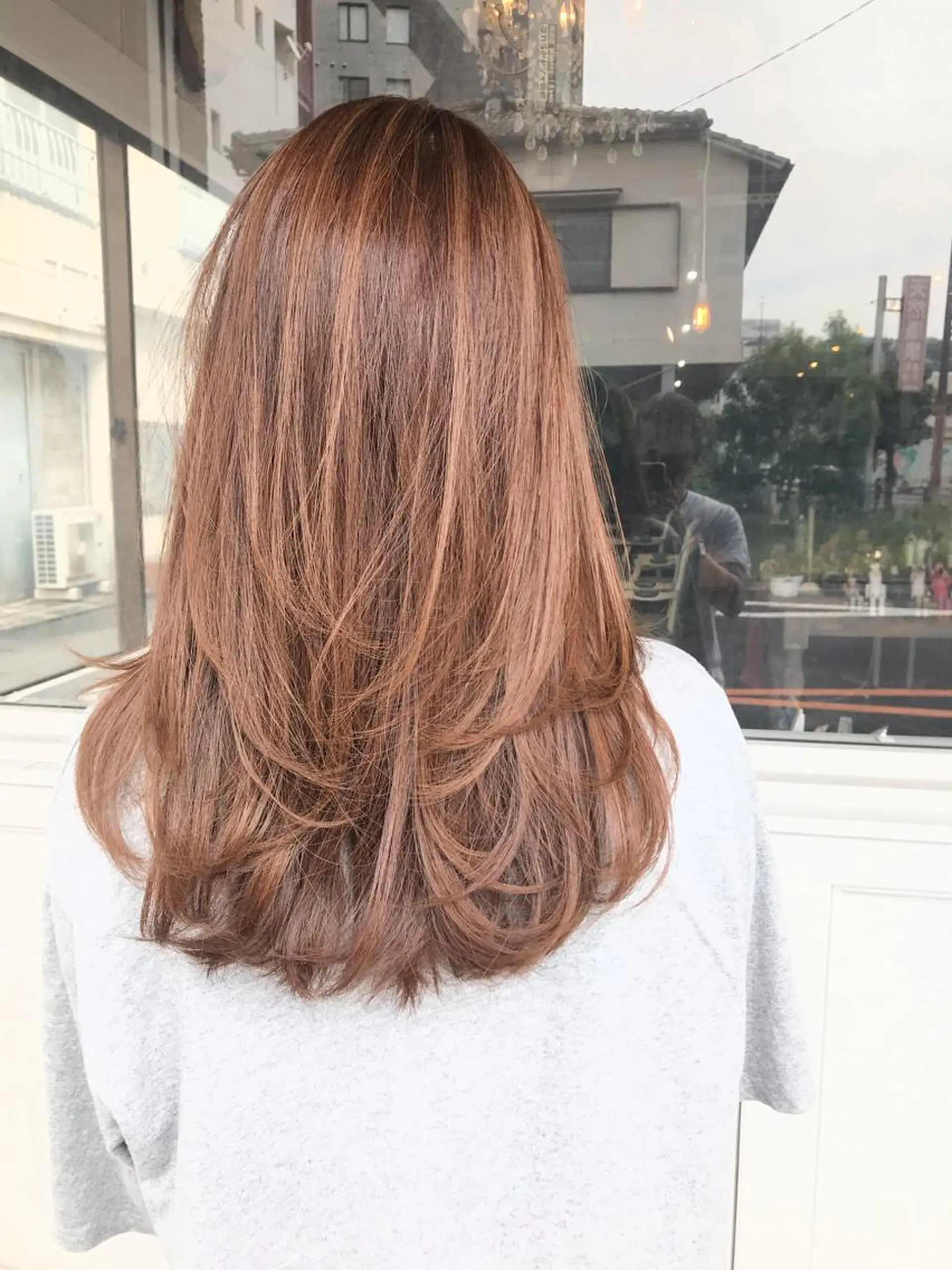 セミロング カラー ヘアアレンジ お団子ヘア 切りっぱなしボブ バレイヤージュ ブリーチ デザインカラー Mariana/ 鶴原-ハイライトのヘアスタイル