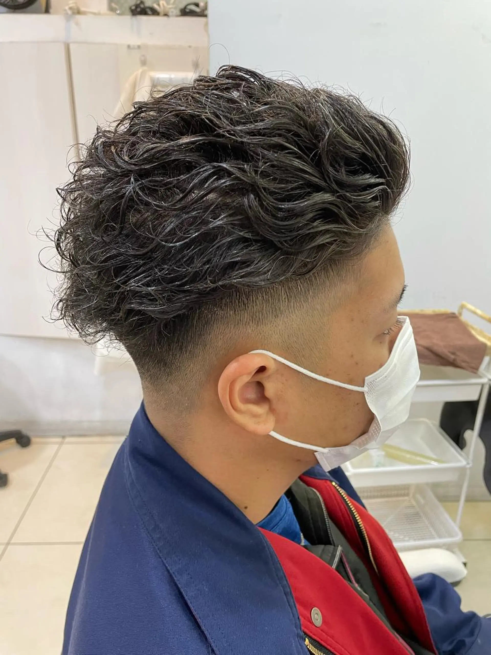ショート パーマ メンズ フェードカット メンズパーマ スパイラルパーマ 髪質改善× 白髪ぼかし溝江のヘアスタイル