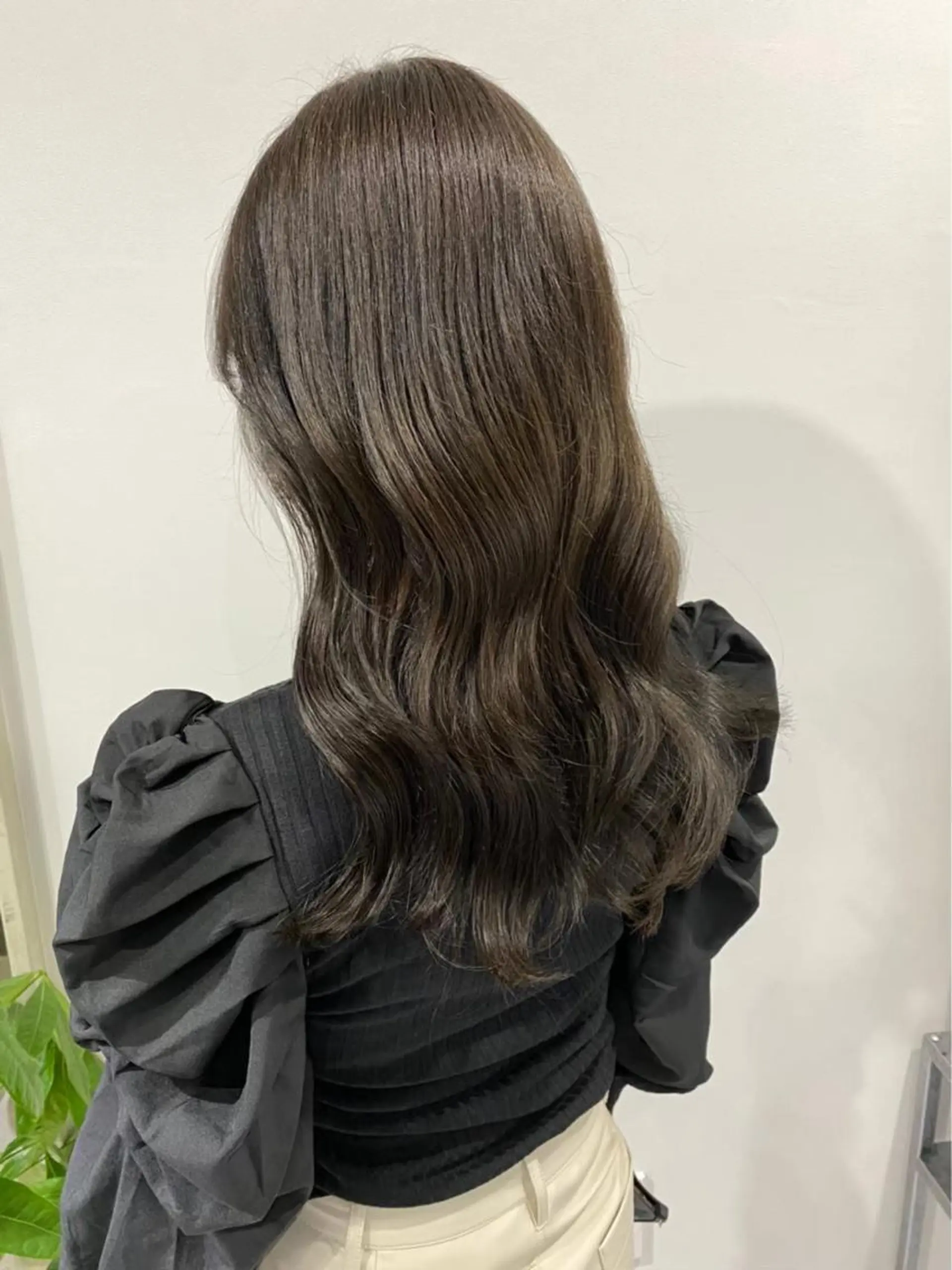セミロング カラー オリーブカラー 稲垣 優奈のヘアスタイル