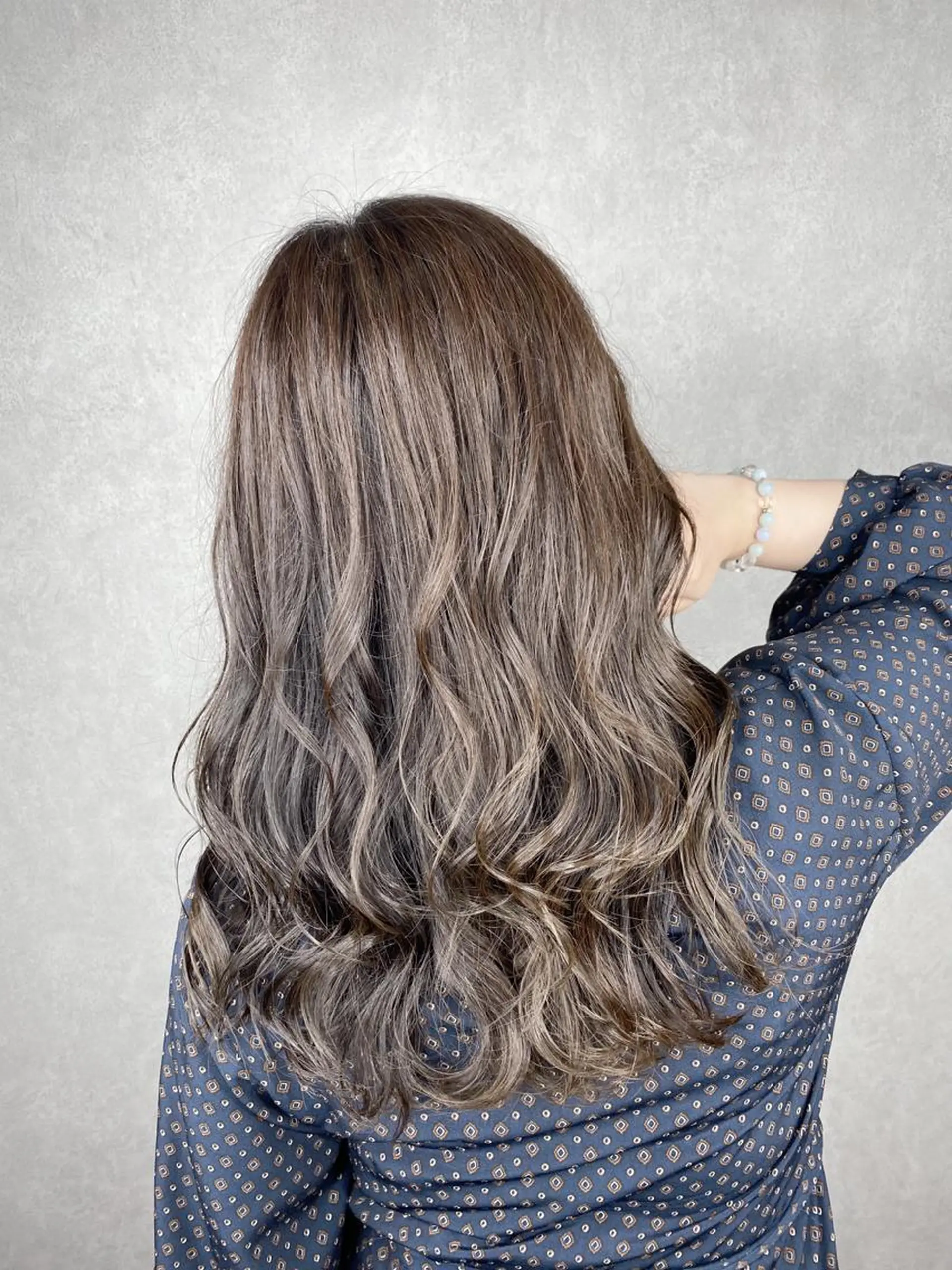 ロング カット ヘアカラー トリートメント _White所属・ＳＨＩ ＺＵのヘアスタイル