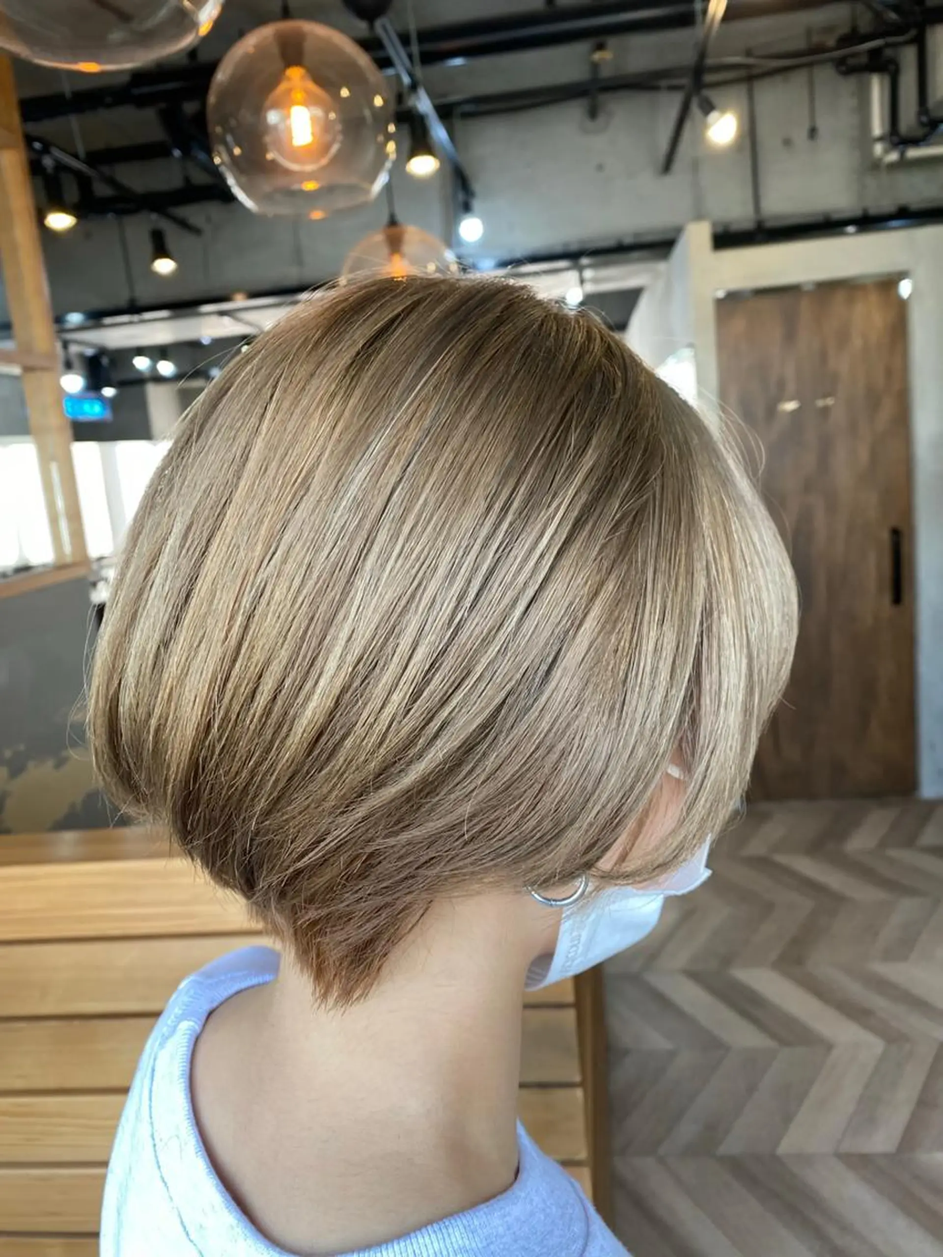 ショート カラー ブリーチ 透明感カラー カット ヘアカラー アンジェリカ難波所属・的塲 優弥のヘアスタイル