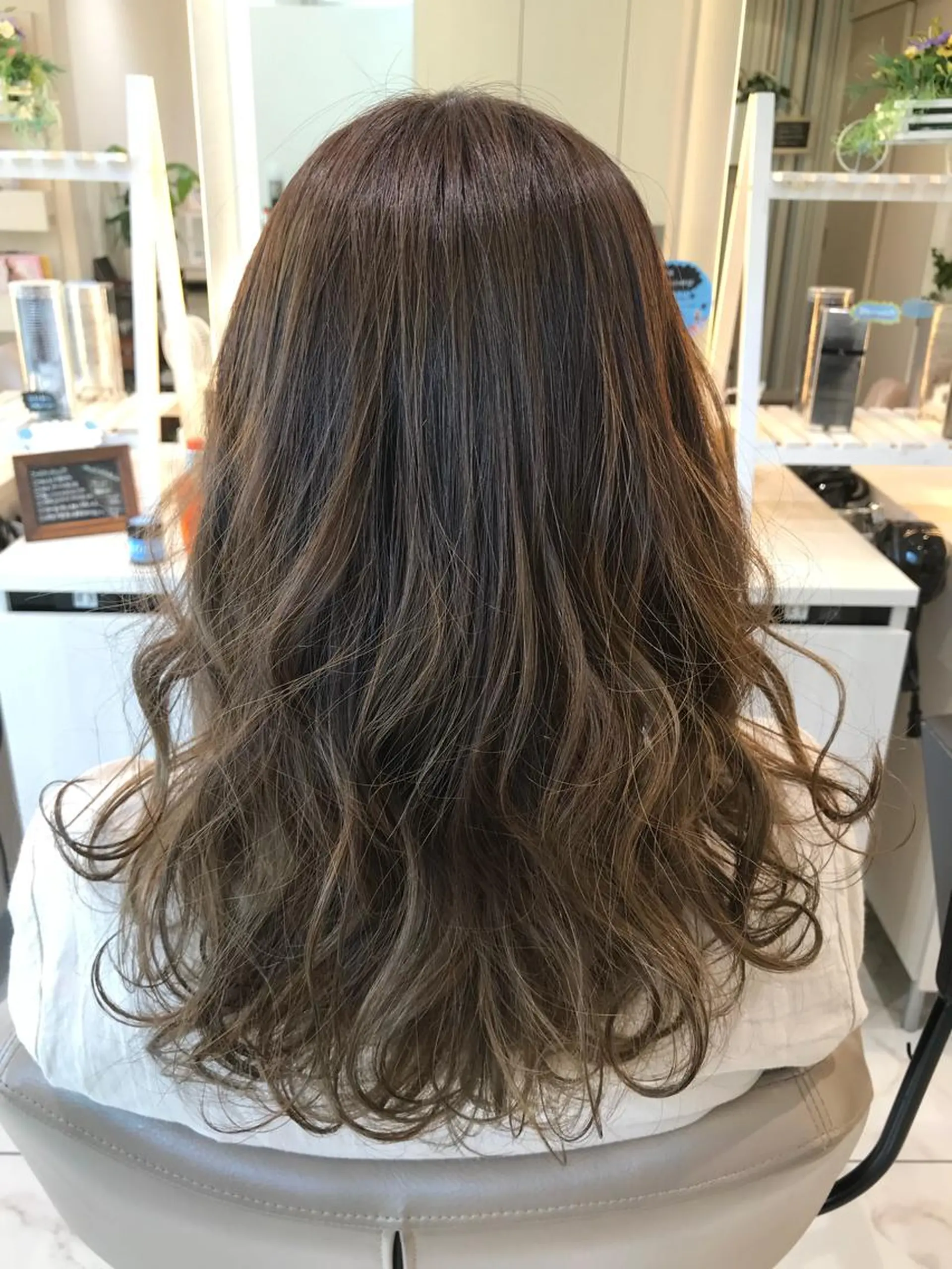 ロング カラー 清藤綾/脱白髪染め 白髪ぼかしハイライトのヘアスタイル