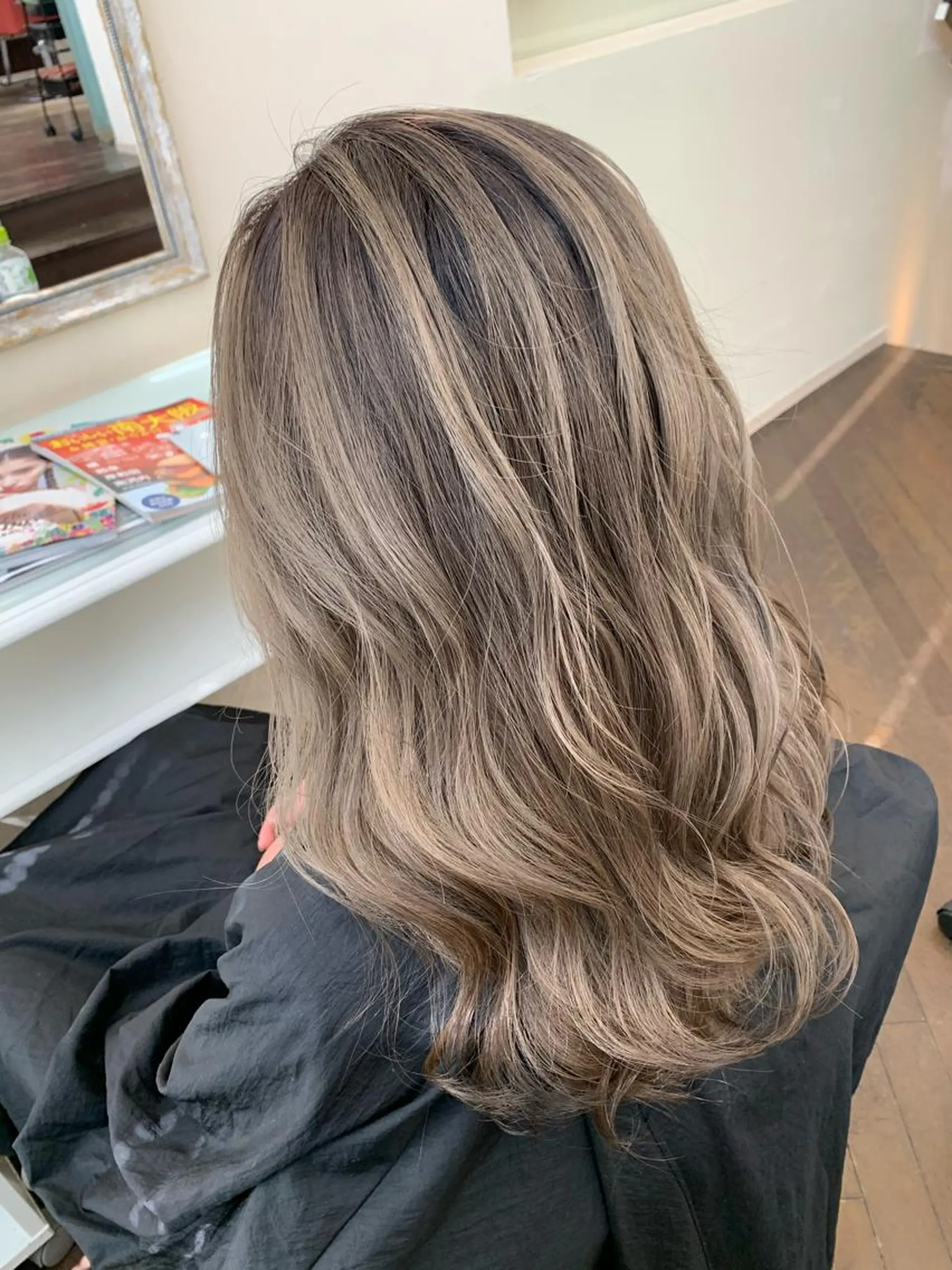 ミディアム カラー バレイヤージュ レイヤーカット 髪質改善サロン 心斎橋ARCHEのヘアスタイル