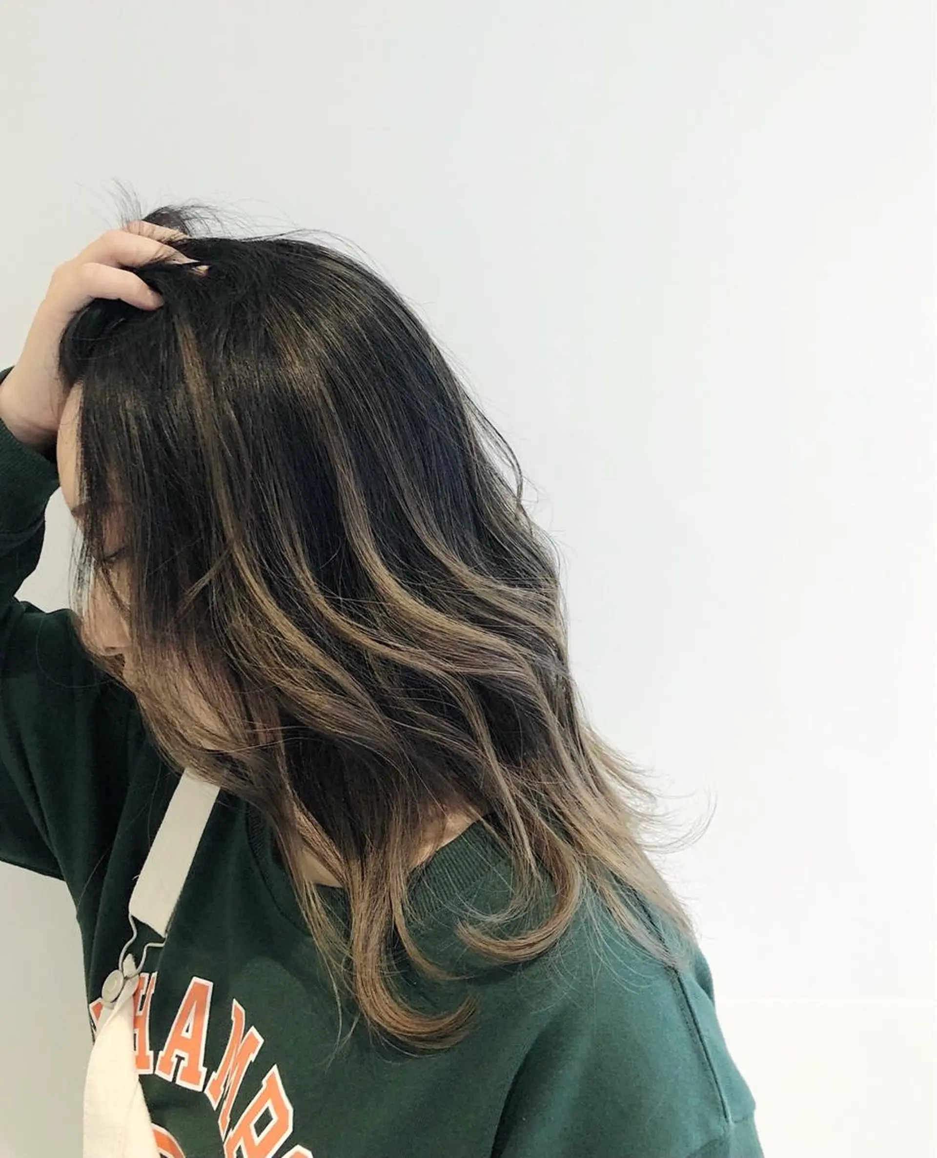 ロング カラー バレイヤージュ ブロンド ハイライトカラー ハイライト レイヤーカット 髪質改善/顔まわり 石原のヘアスタイル