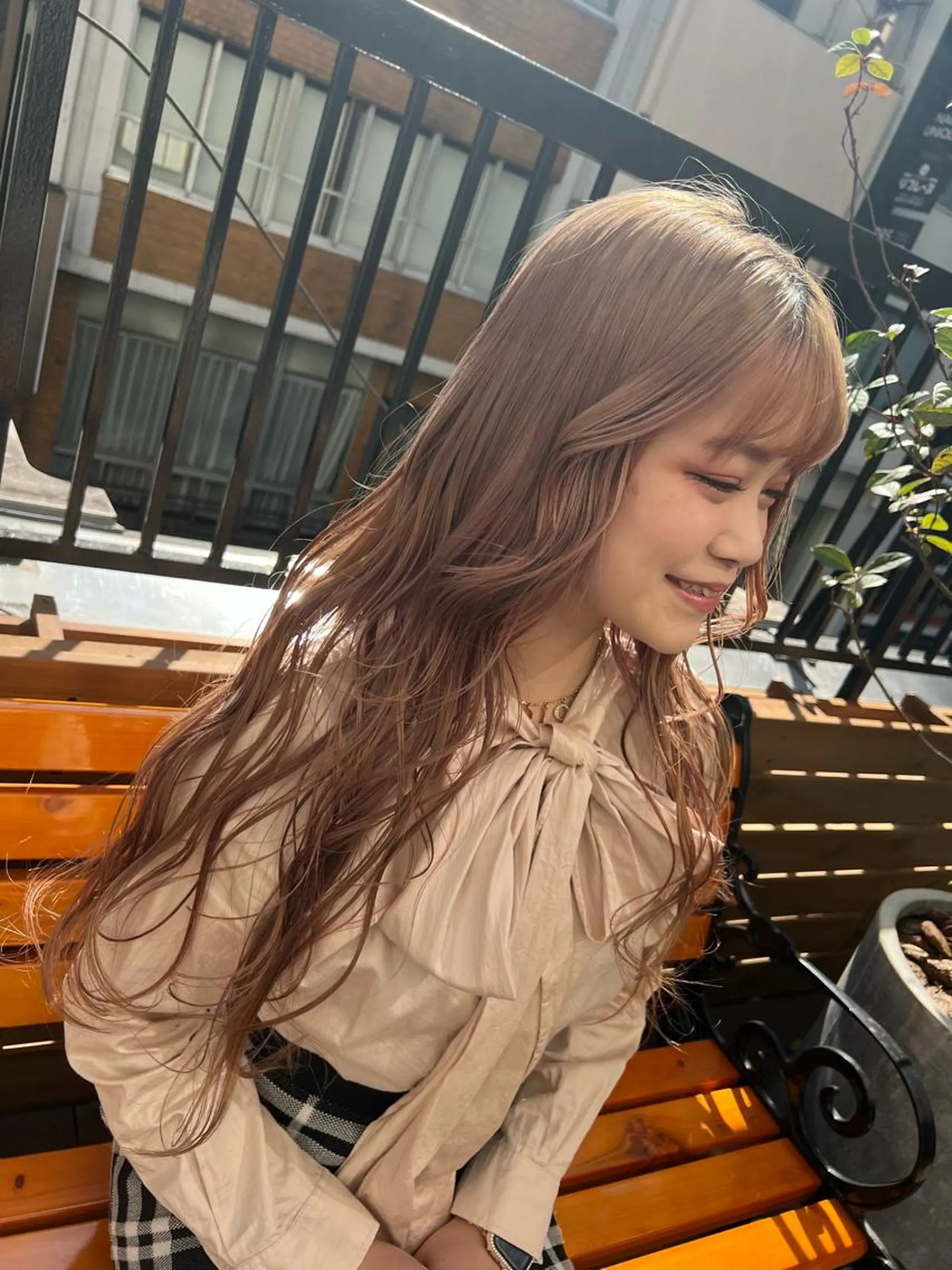 ロング カラー ベージュカラー ブリーチ ハイトーンカラー ピンクカラー ピンクベージュ カット ヘアカラー トリートメント ハイライト/インナー /ブリーチ/レイヤーのヘアスタイル