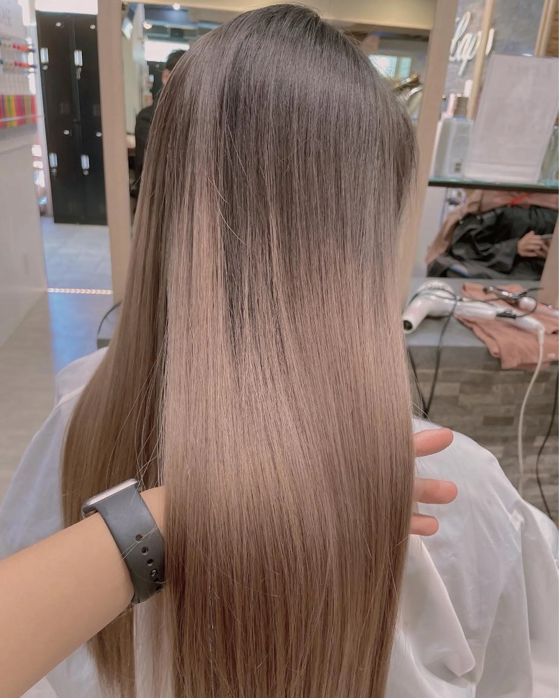 ロング カラー ベージュカラー グラデーションカラー ミルクティーベージュ カット ヘアカラー トリートメント エクステ/ハイトーン レイヤーHIROのヘアスタイル