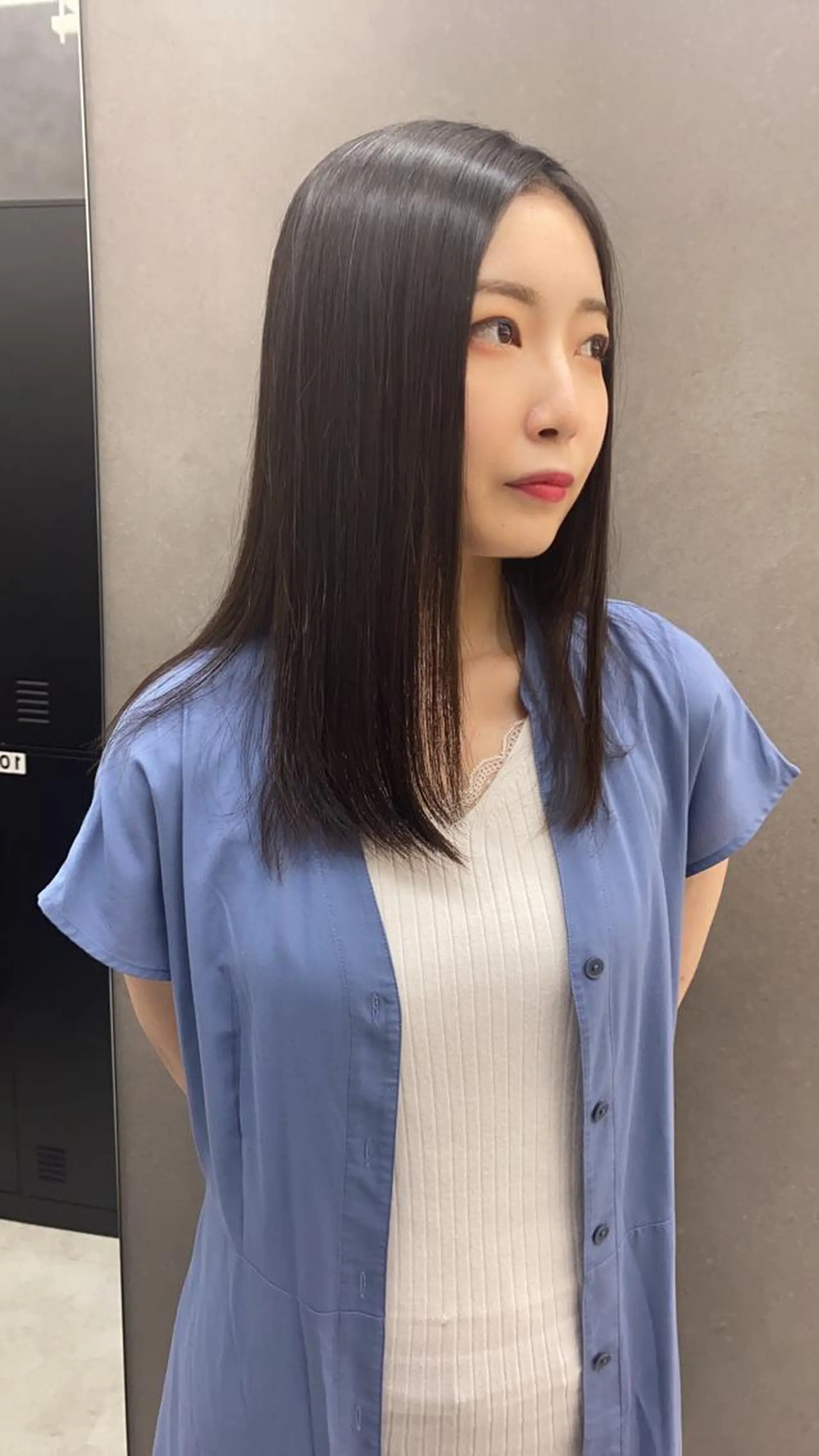 セミロング カラー パーマ ヘアアレンジ メンズ キッズ ネイル マツエク・マツパ 縮毛矯正 縮毛矯正 韓国🇰🇷レイヤー カットオリーブカラーのヘアスタイル