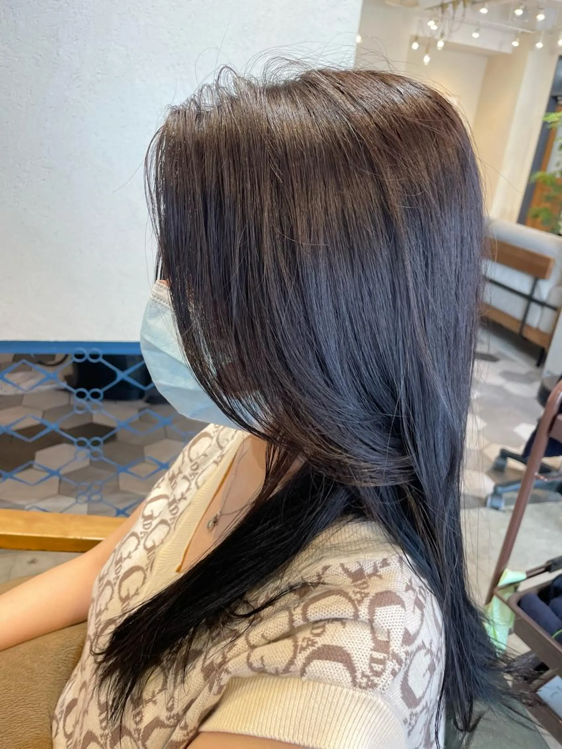 ロング Takanishi くすみベージュカラーのヘアスタイル