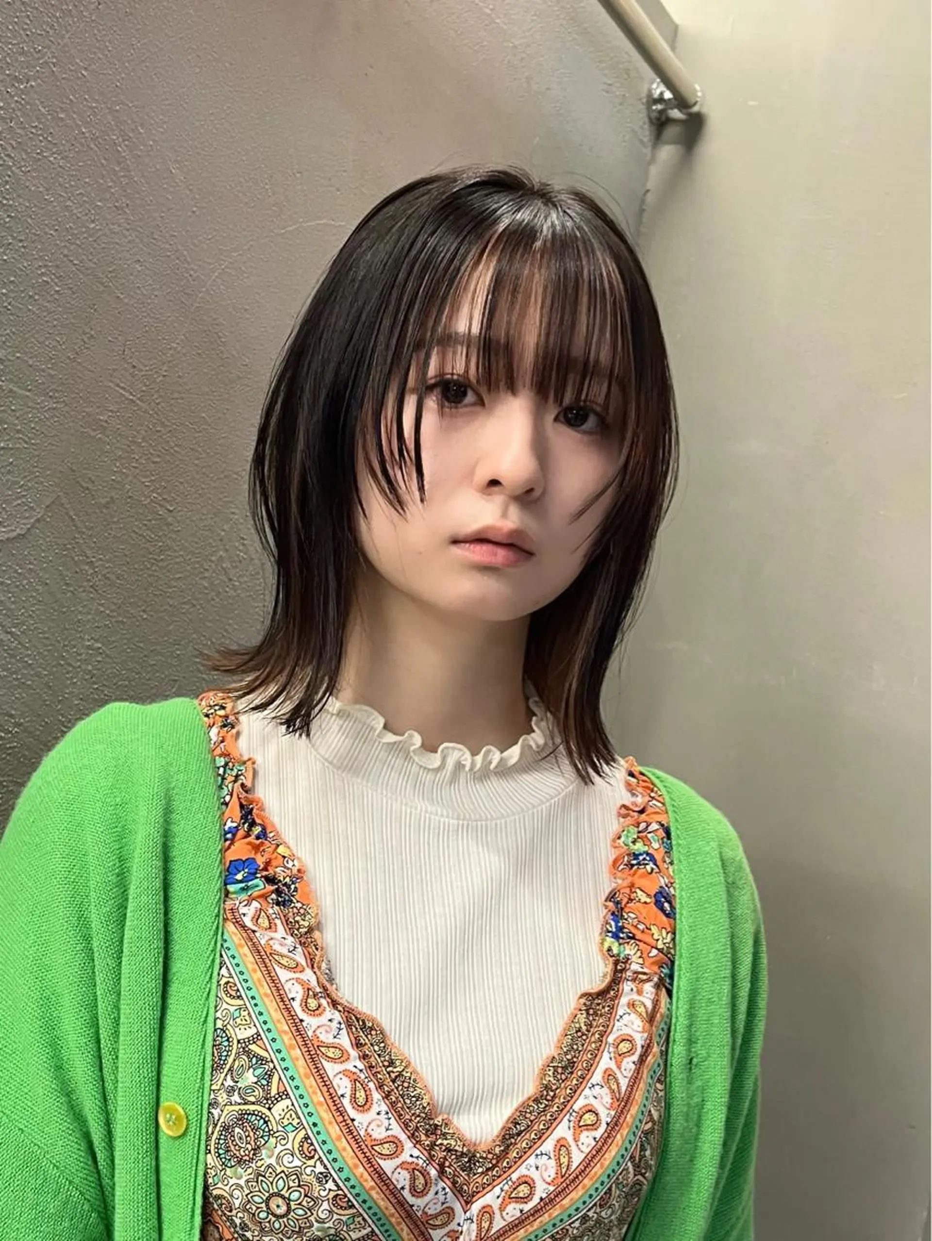 ミディアム イツク ⚡️ ルーツ/ハイトーンのヘアスタイル