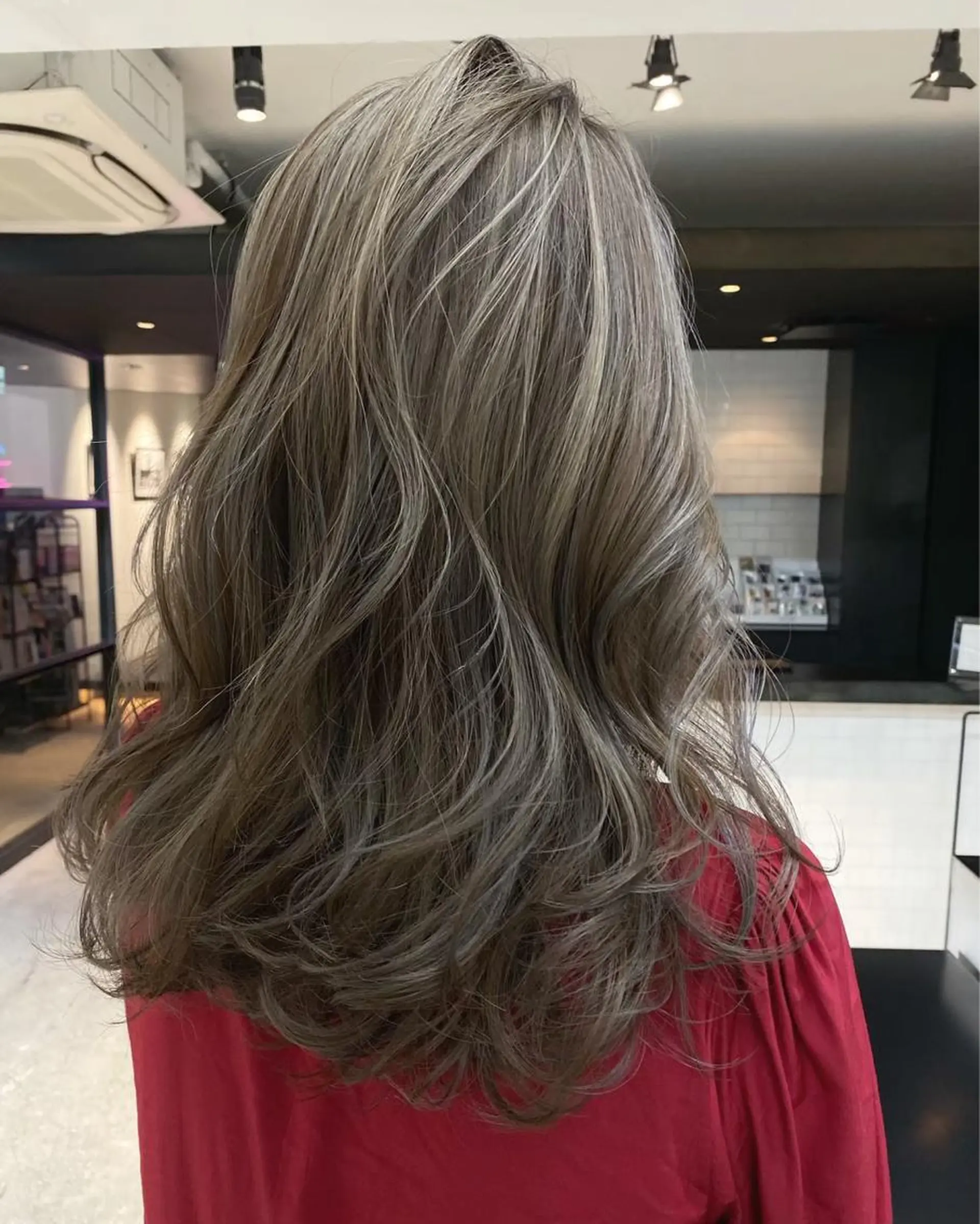 セミロング カラー アッシュ ベージュカラー ブリーチ 透明感カラー ハイライトカラー レイヤーカット💖 Kaedeのヘアスタイル