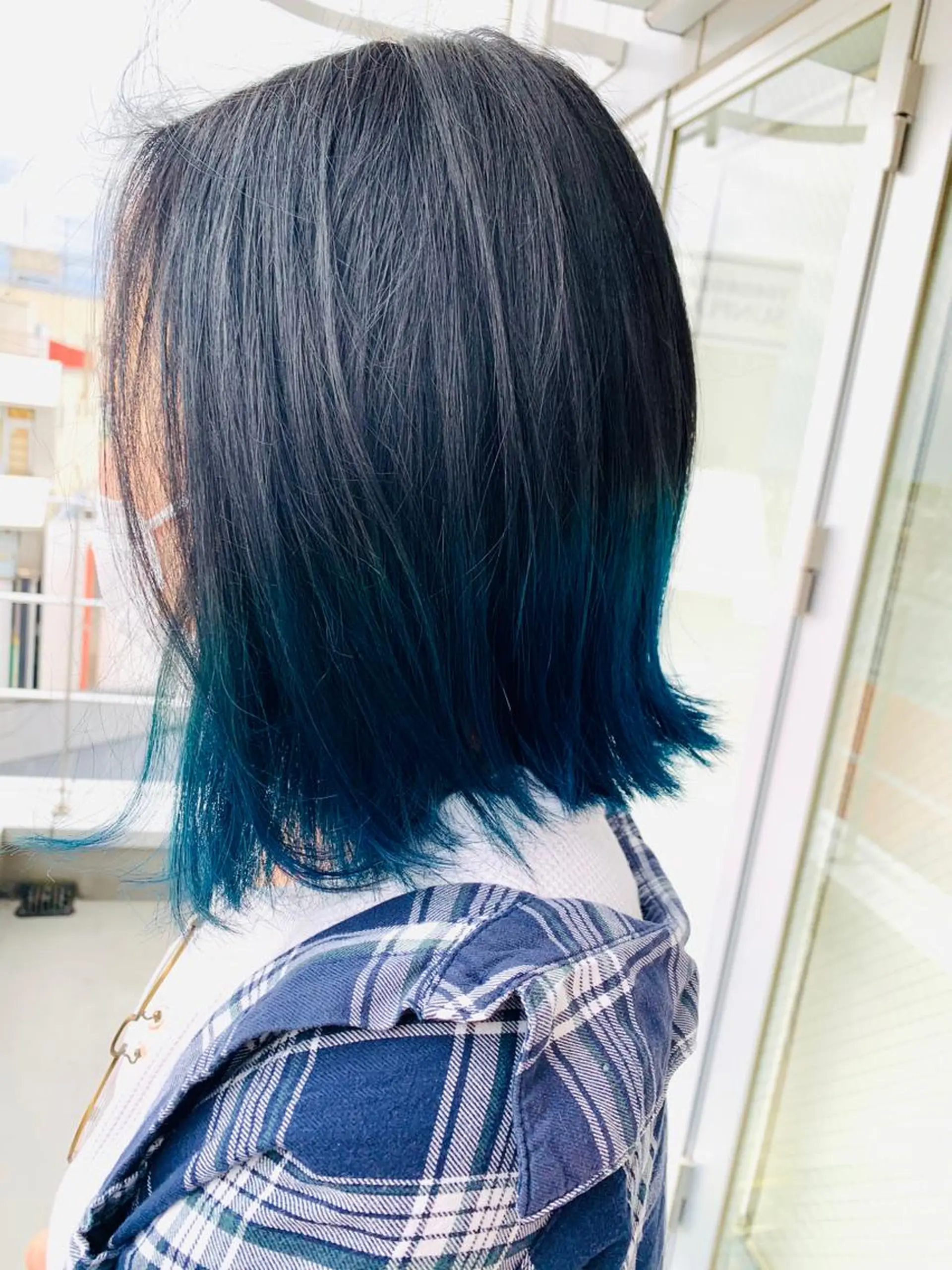 ショート カラー ブリーチ ブルーカラー 河端 春綺のヘアスタイル