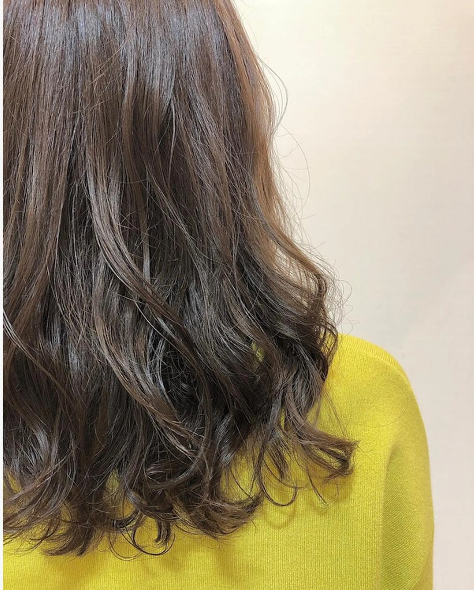 ロング カラー アッシュ ベージュカラー ブリーチ ブリーチなしカラー アクイールグラッセ 滝村鈴夏のヘアスタイル