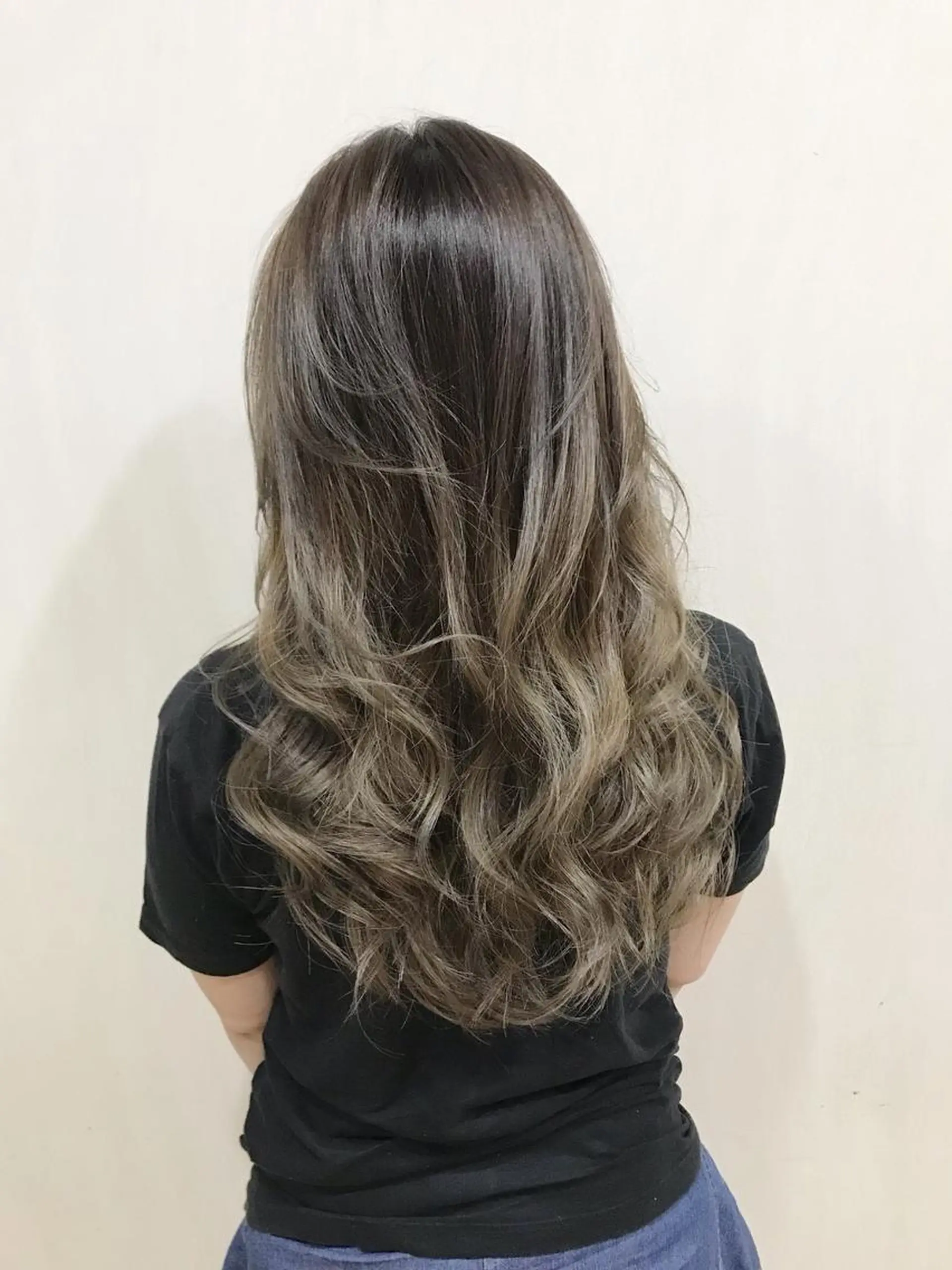 ミディアム カラー パーマ バレイヤージュ ブルーカラー ブルージュ グラデーションカラー ハイライトカラー 磧本 祐里恵のヘアスタイル