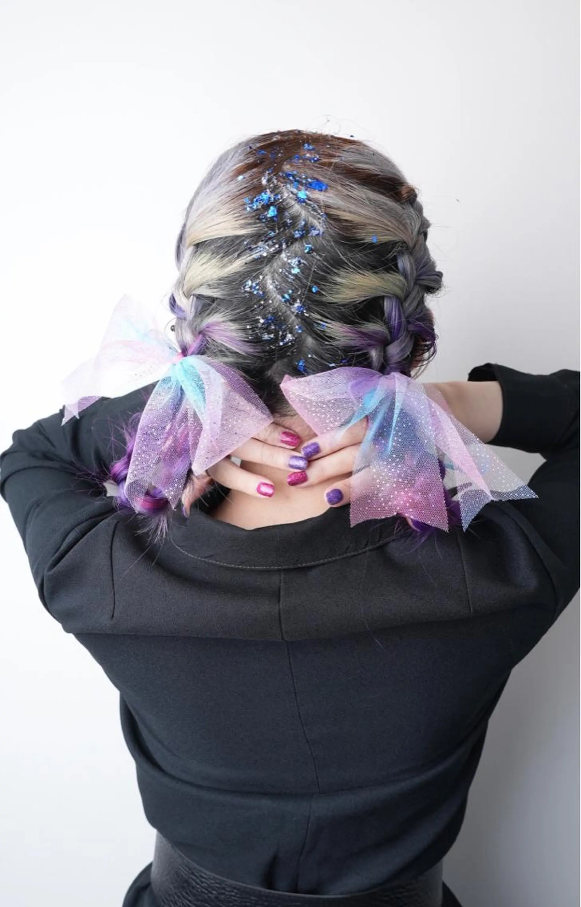 セミロング カラー パーマ ヘアアレンジ メンズ アイブロウ ヘアセット 推し活専用 【派手髪】飯野ゆかりのヘアスタイル