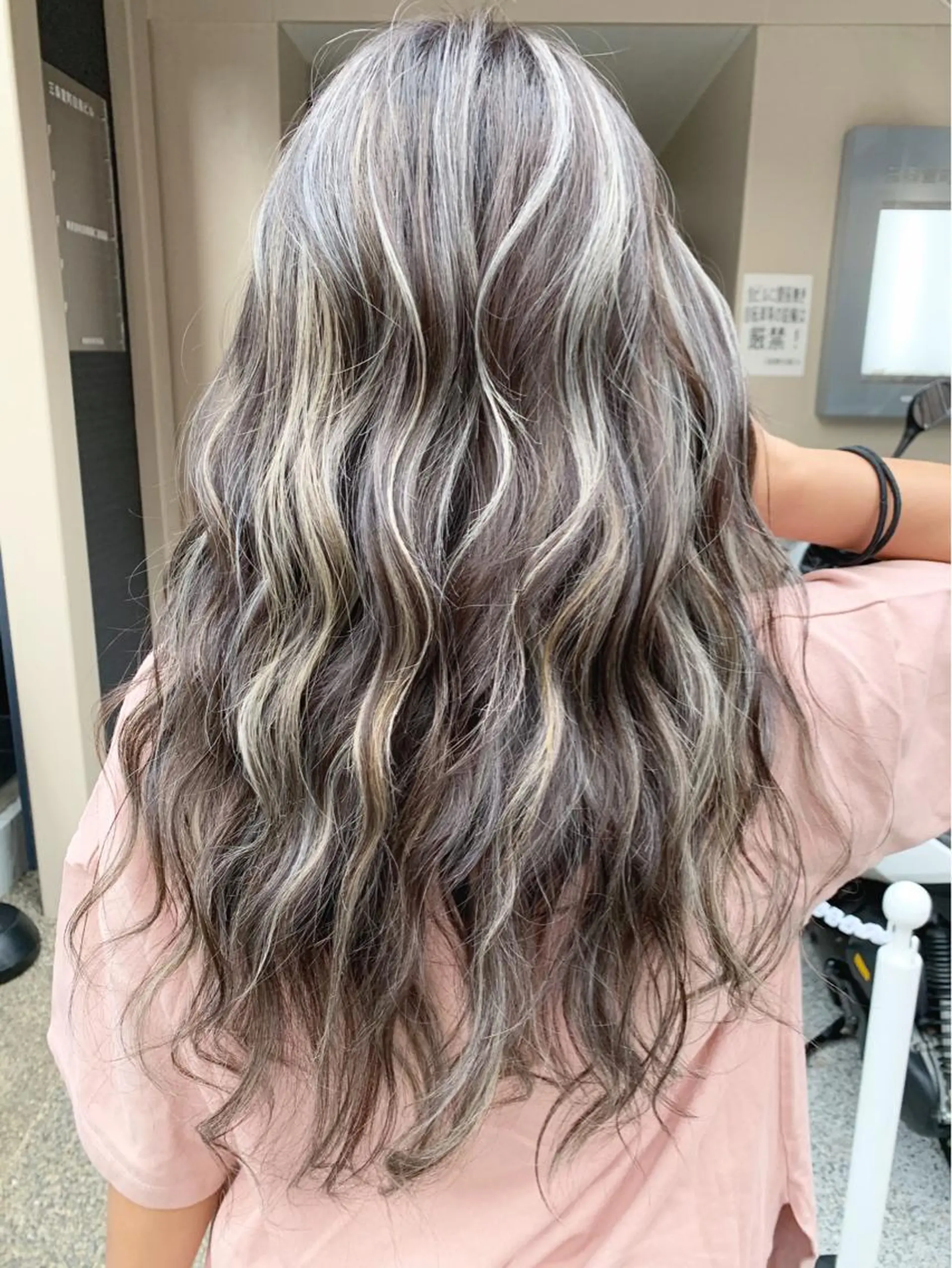 セミロング ハイライト H (エイチ) 烏丸御池店のヘアスタイル