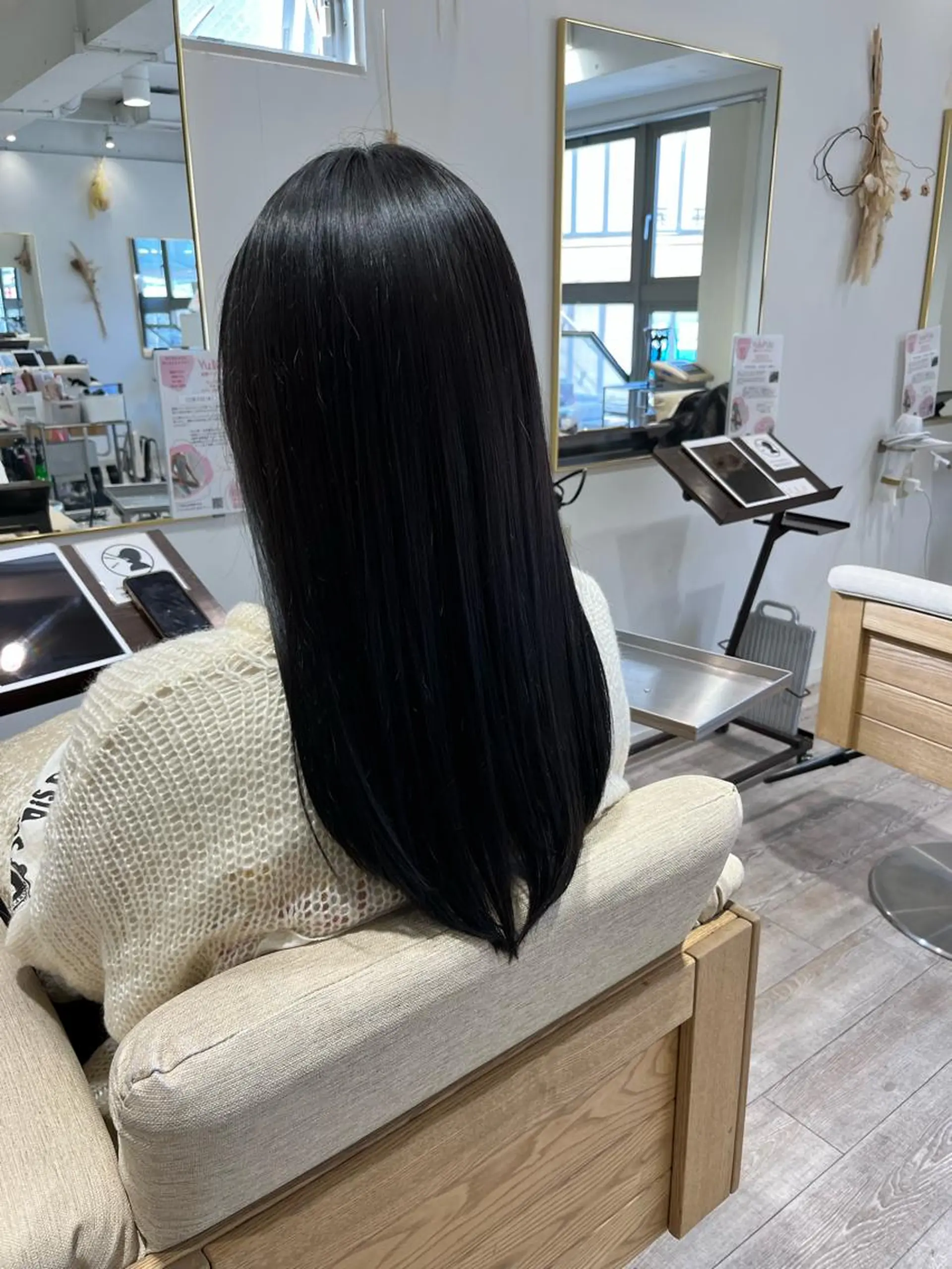 セミロング カラー ダークグレー 西川 明李のヘアスタイル