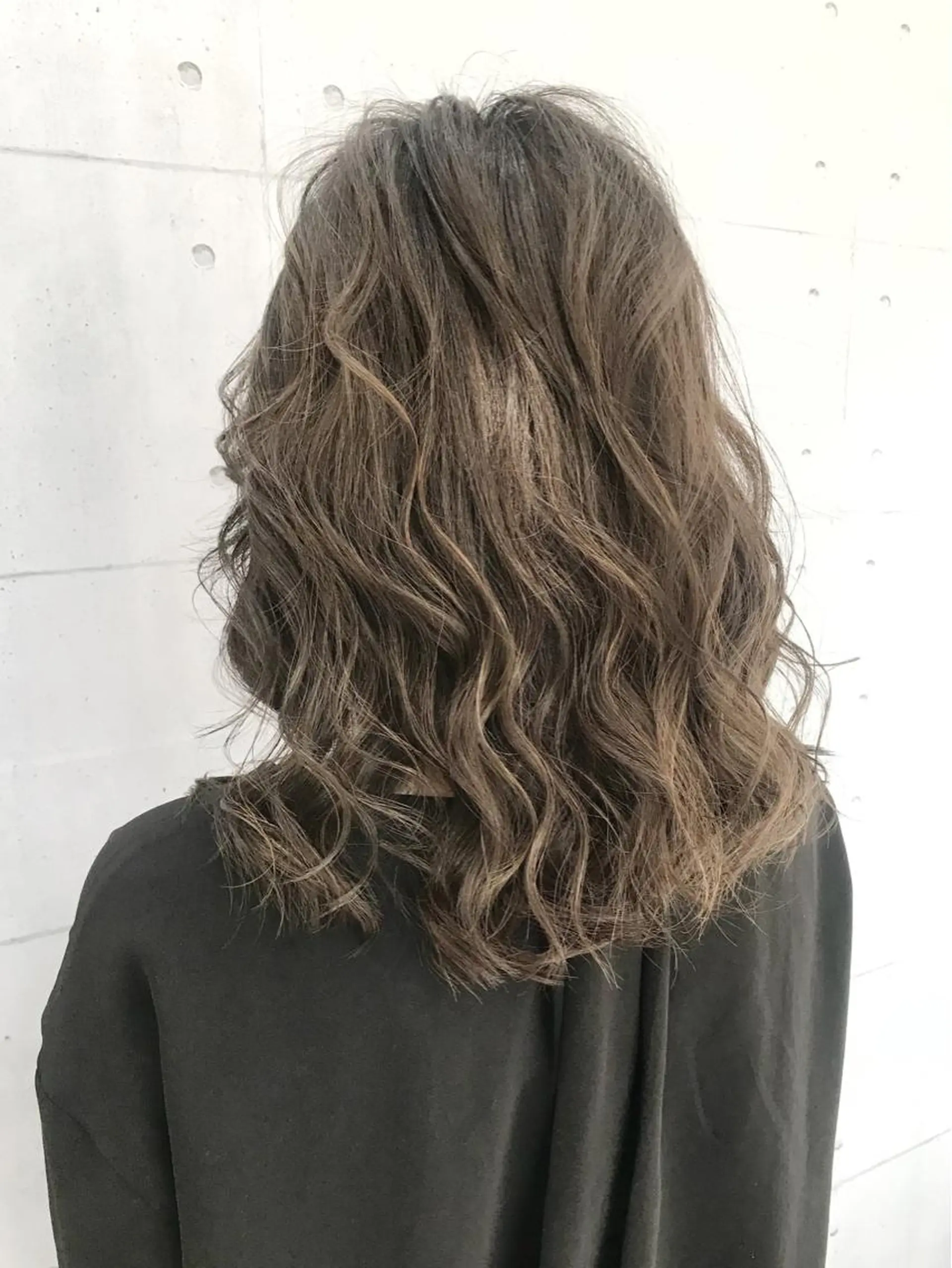 ミディアム カラー アッシュ アッシュグレー アッシュグレージュ グレージュ ハイライトカラー 高木 麻知子のヘアスタイル