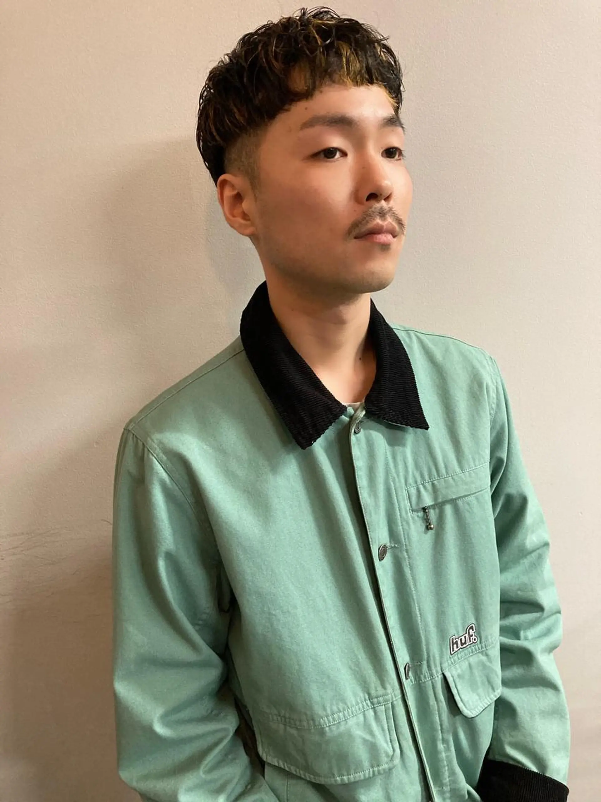 カラー パーマ メンズ 顔まわりレイヤー デザインカットのヘアスタイル