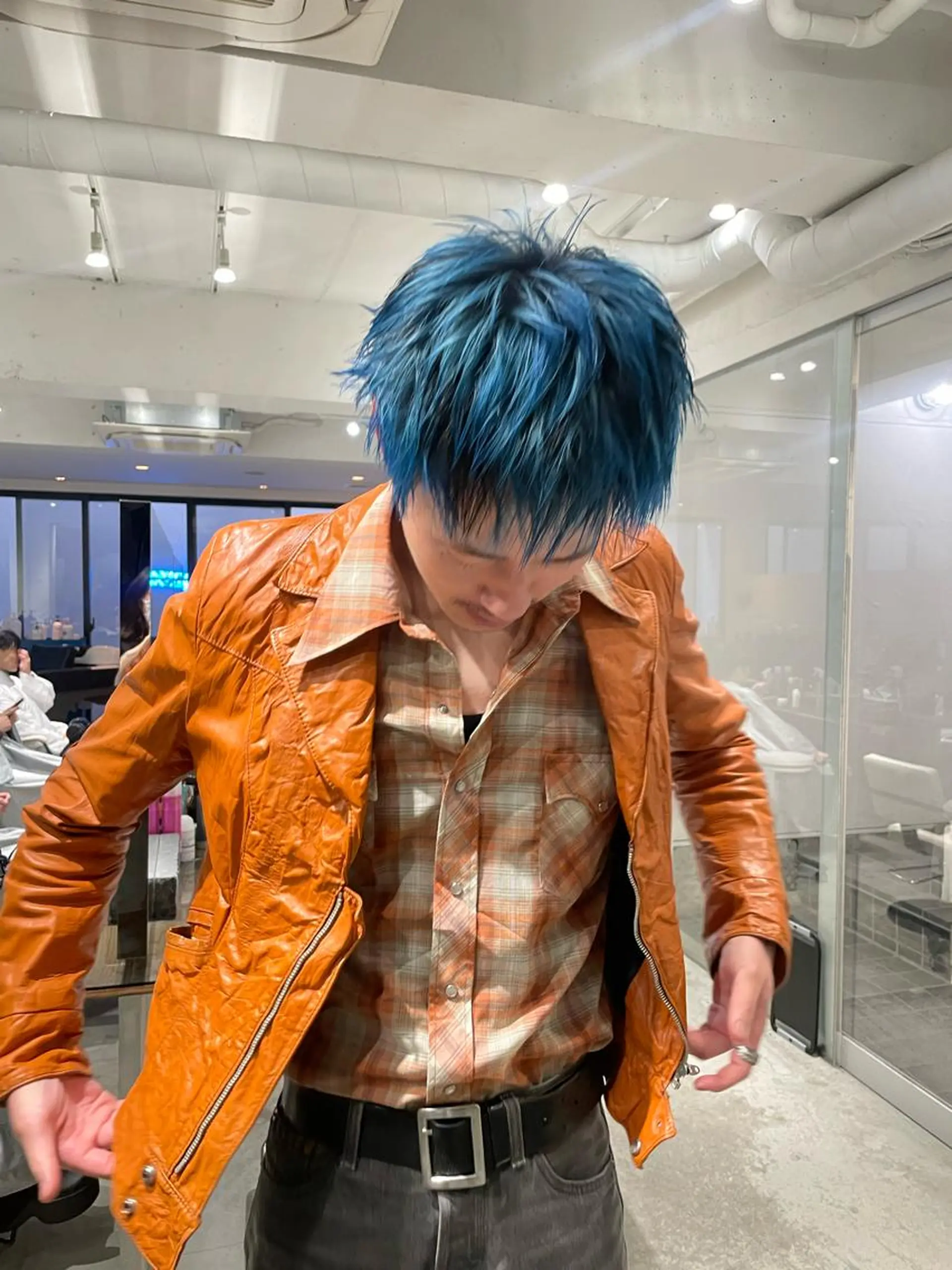 ショート カラー メンズ メンズバレイヤージュ メンズブリーチ センターパート フェードカット メンズハイライト ヘアカラー トリートメント スパイラルパーマ 🌐hina⭐️のヘアスタイル