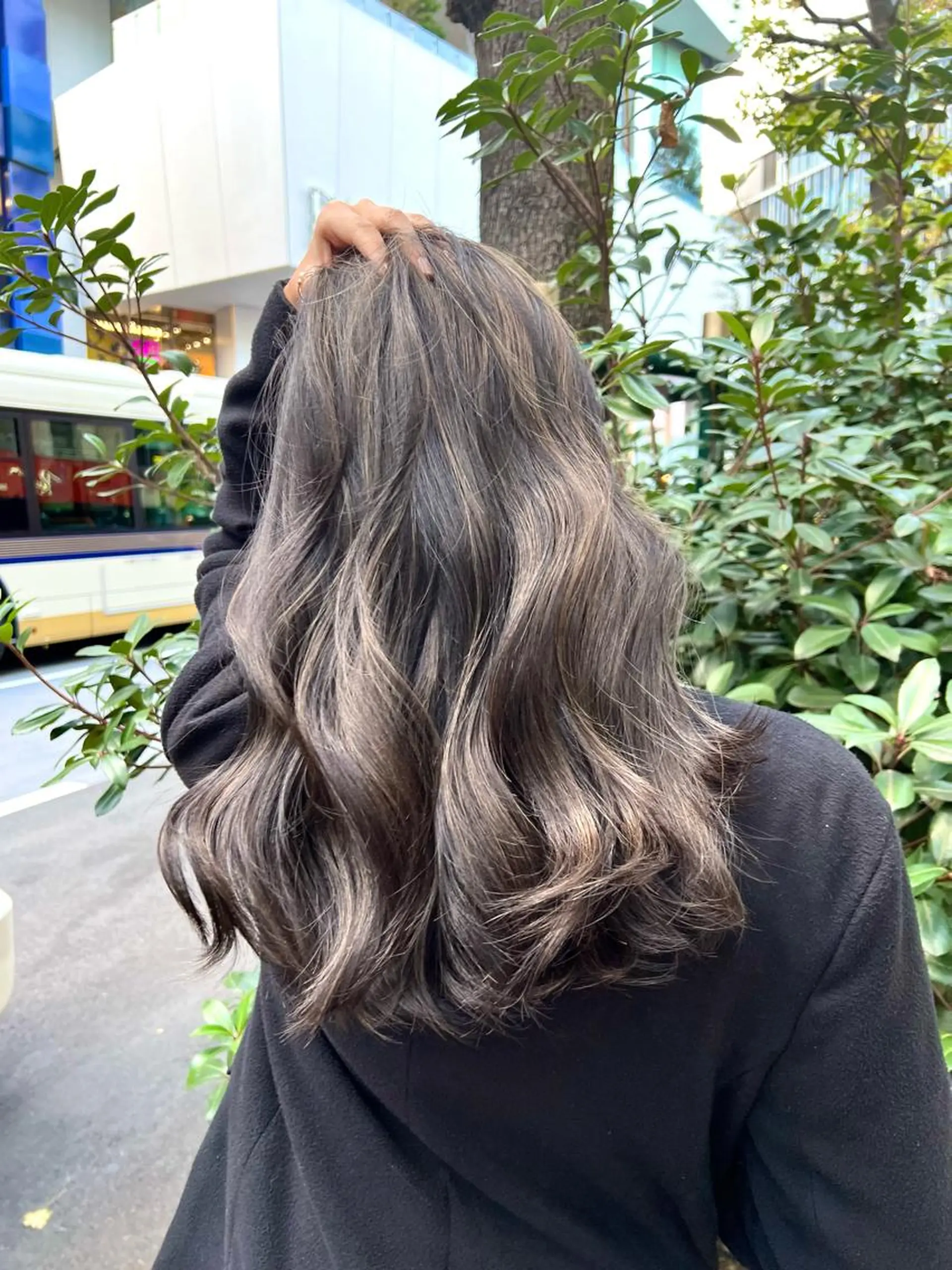 セミロング カラー ヘアアレンジ ハイライトカラー 外国人風カラー ハイライト 🌟小顔レイヤー× 赤み消し透明感カラーのヘアスタイル