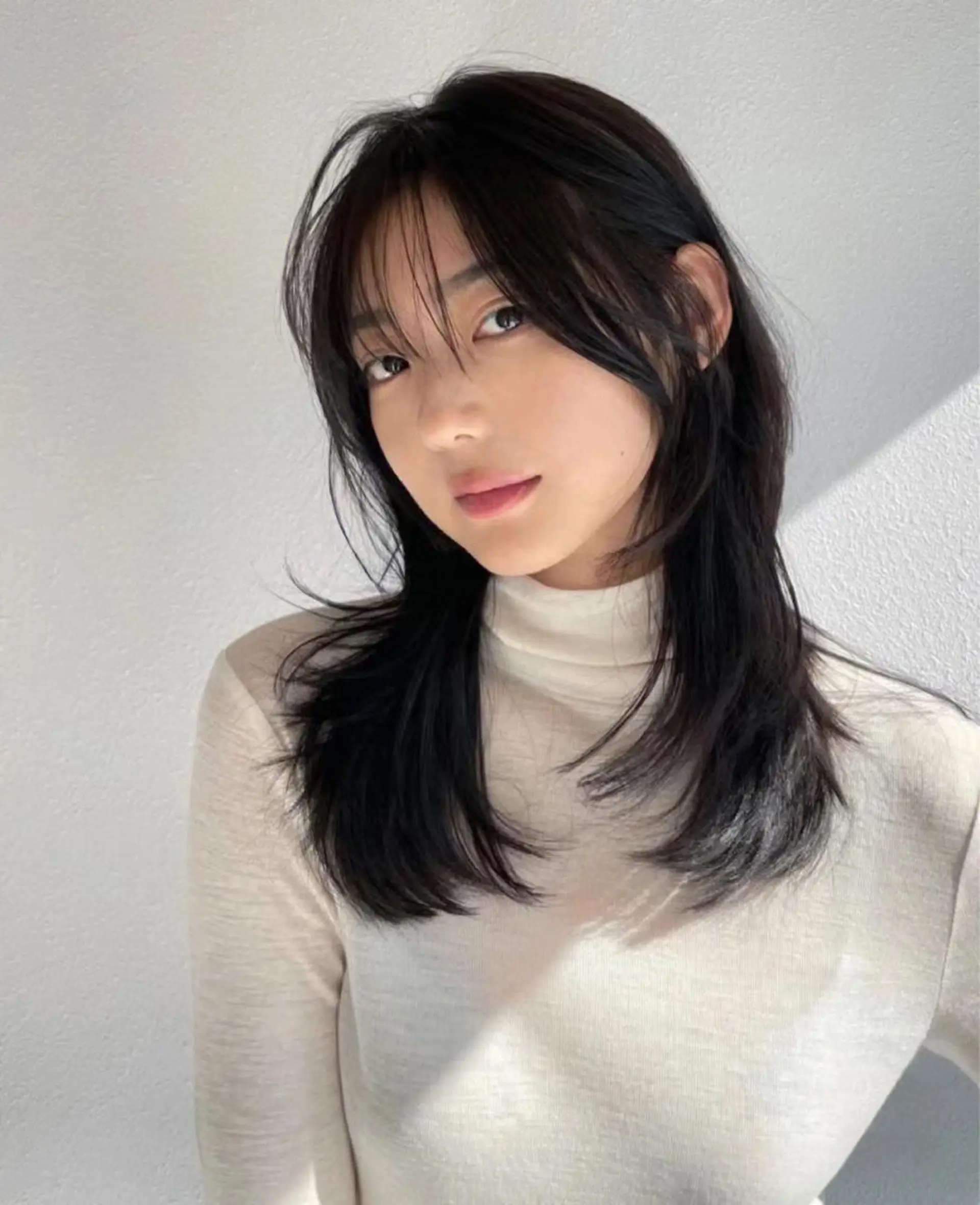 セミロング カラー ベージュカラー ブリーチ イヤリングカラー 韓国風カラー ブリーチなしカラー カット ヘアカラー トリートメント 鈴木 一貴のヘアスタイル