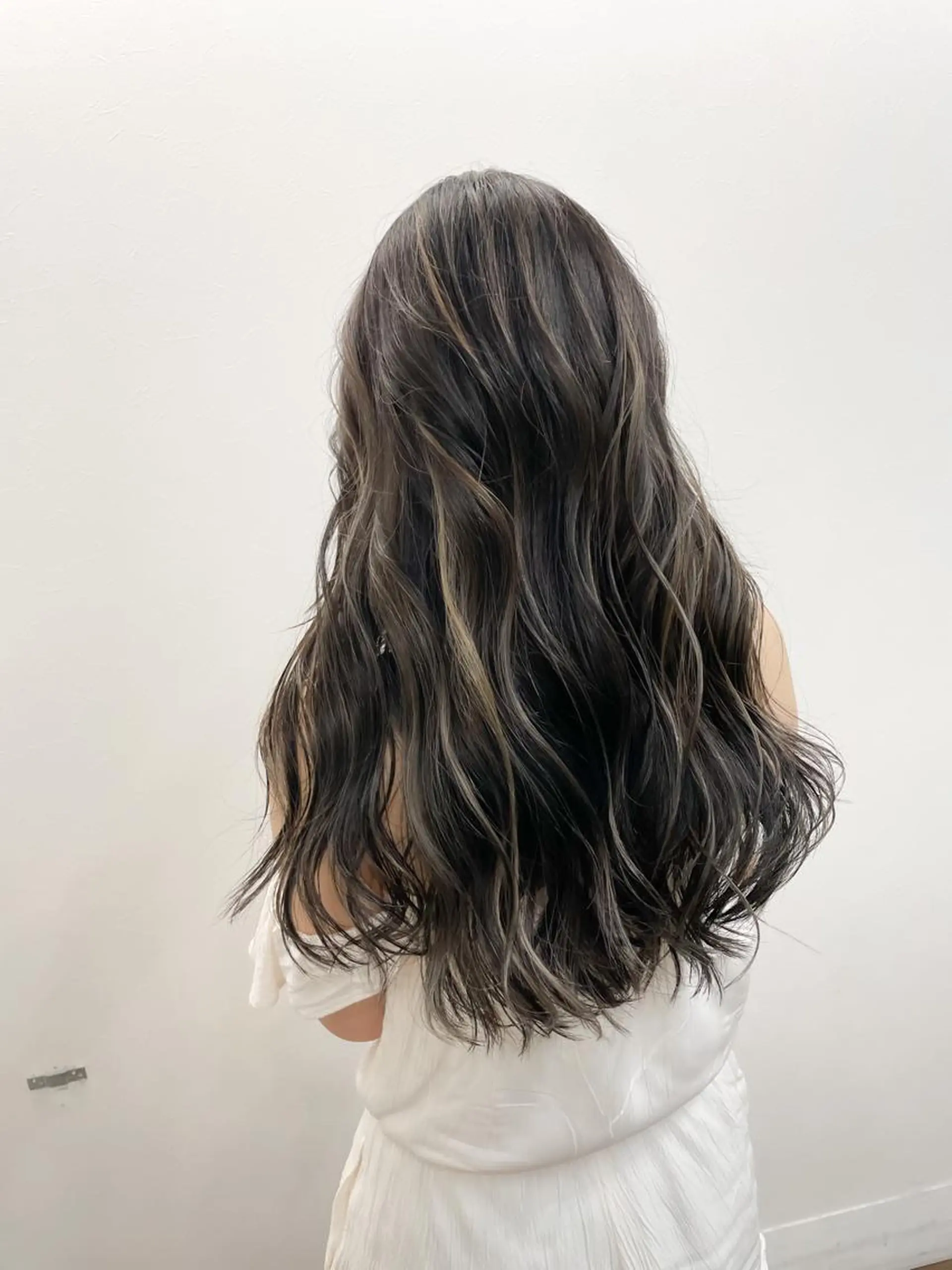 ロング 白いハイライト🤍 タナカリョウスケのヘアスタイル