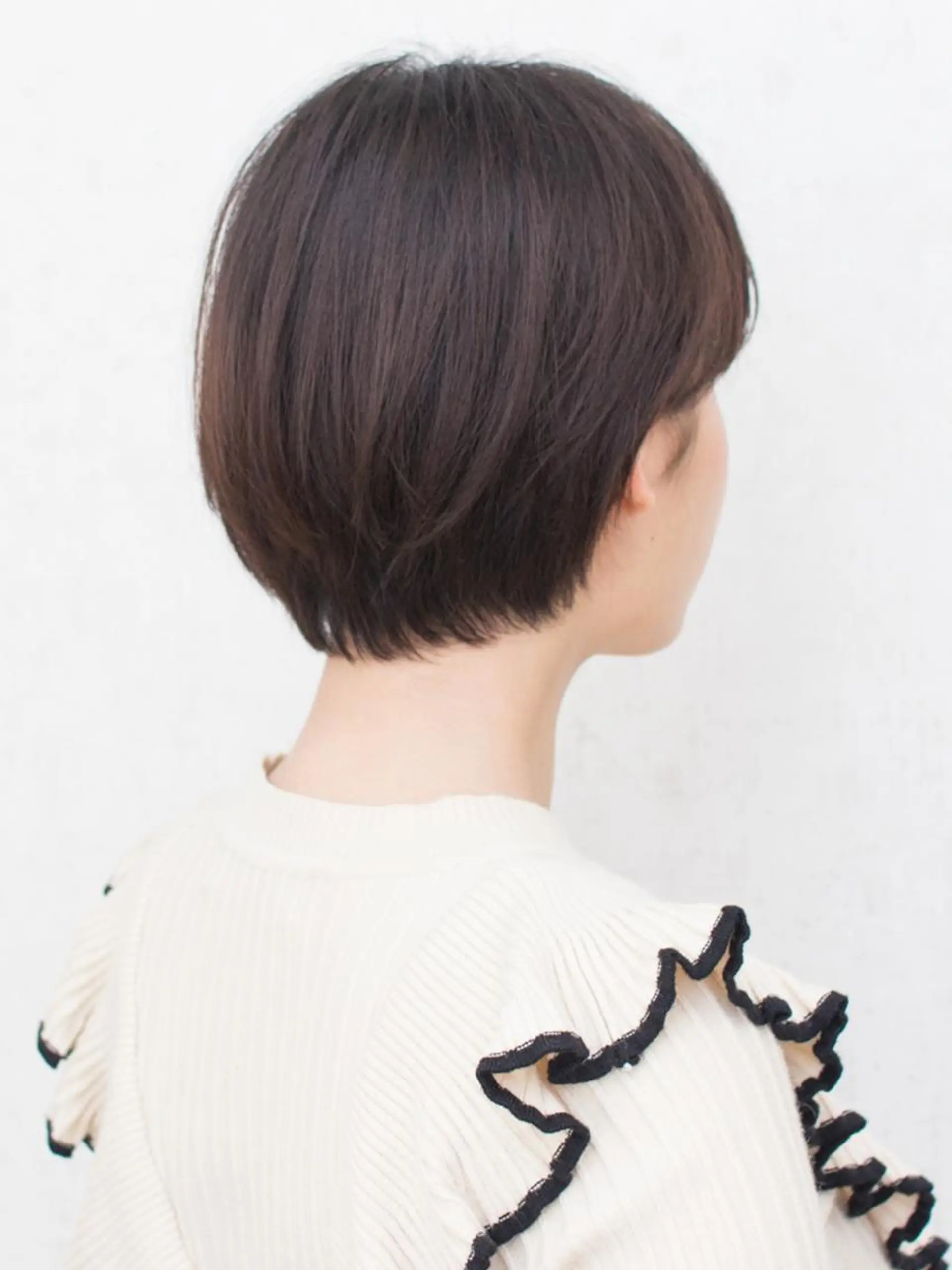 ショート 切りっぱなしボブ ショートボブ ボブ ハイライト シースルーバング カット ヘアカラー デザインカラー茅ヶ崎 オオタ カズキのヘアスタイル