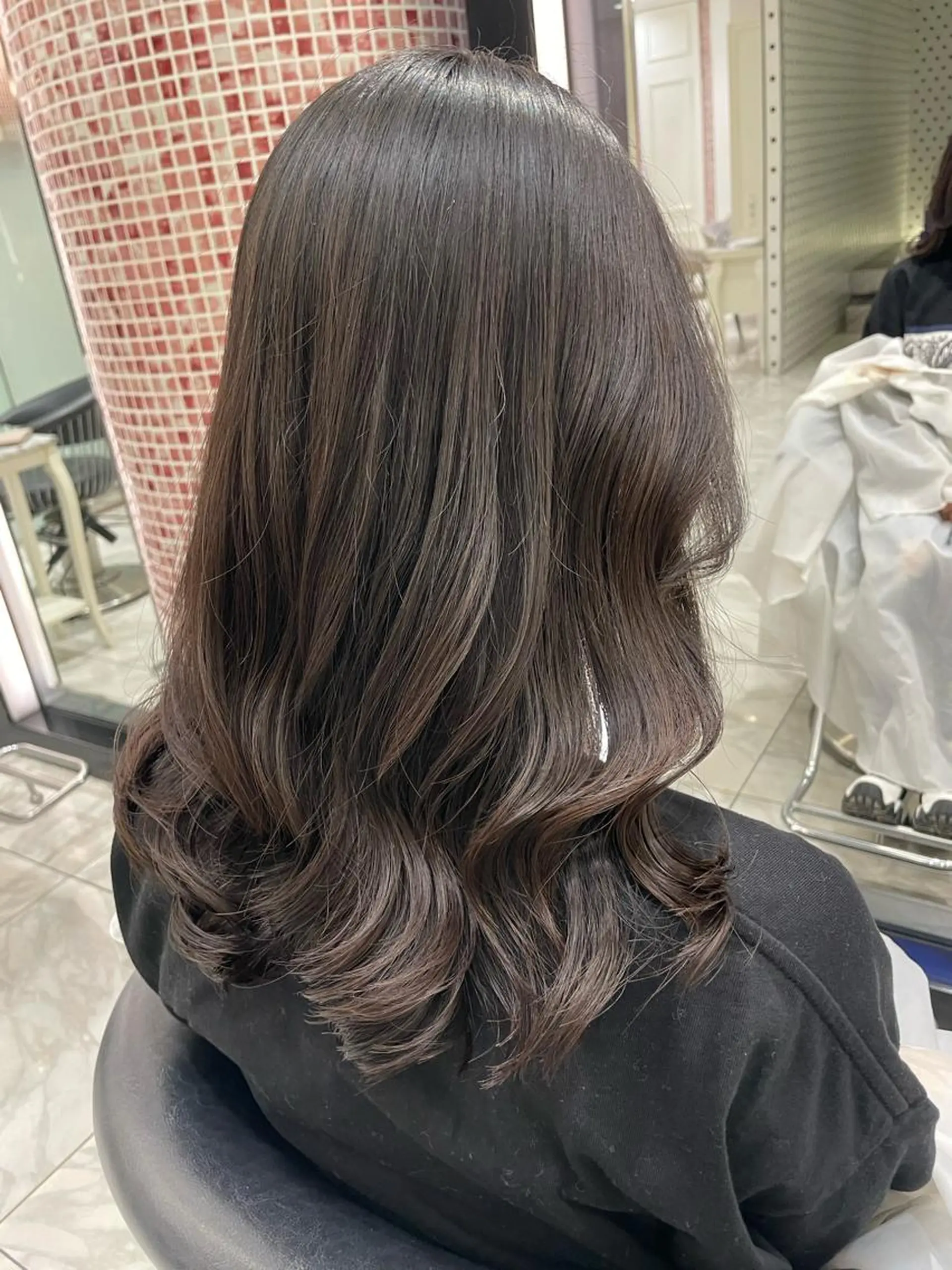 セミロング パーマ セミロングパーマ くびれヘア 顔まわりレイヤー 髪質改善 ヨシンモリ カット パーマ コテ巻きパーマ 藤野佑成のヘアスタイル