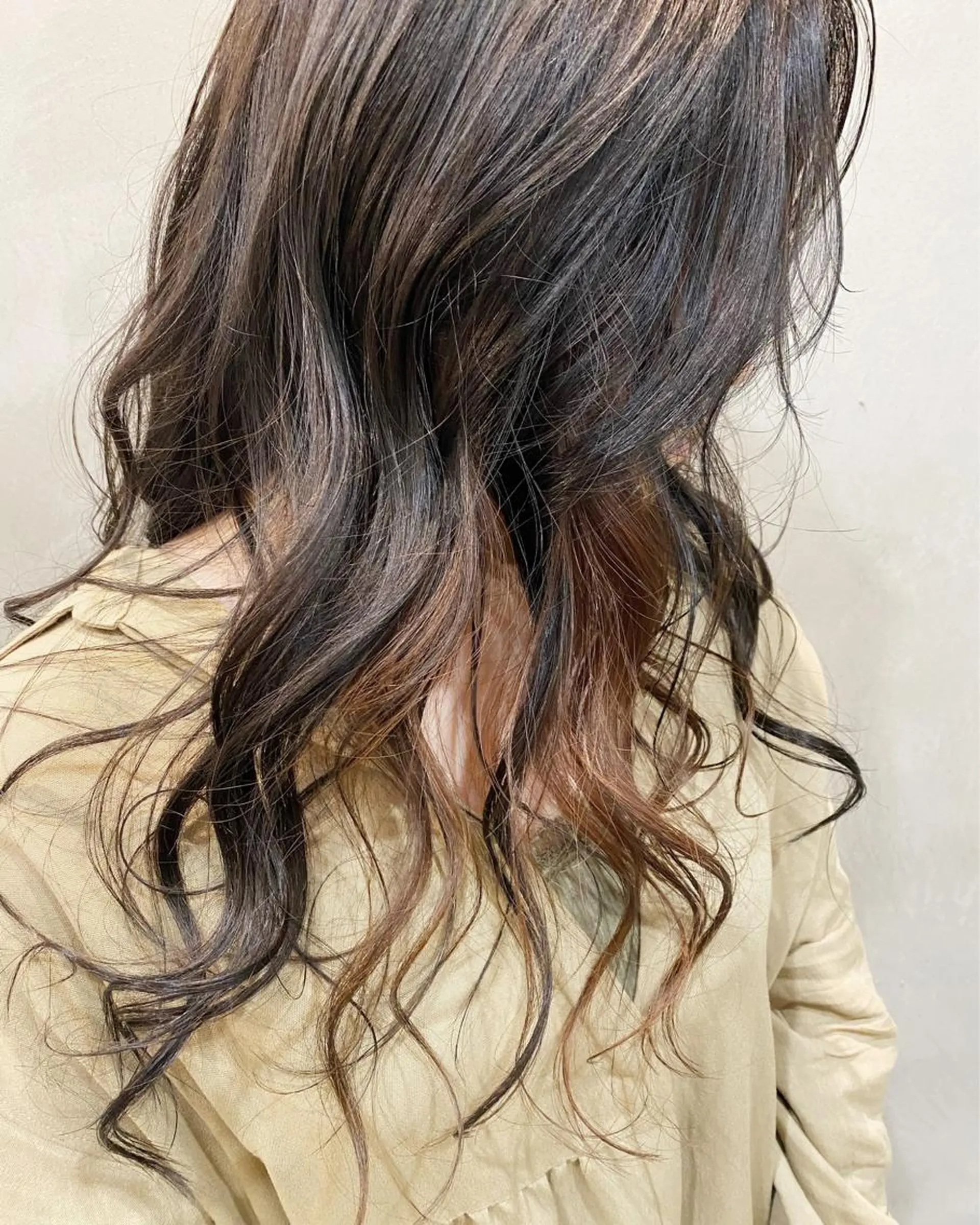 セミロング ハイライト 髪質改善 縮毛矯正 トリートメント 酸熱トリートメント ヘアカラー トリートメント 中川 勝友のヘアスタイル