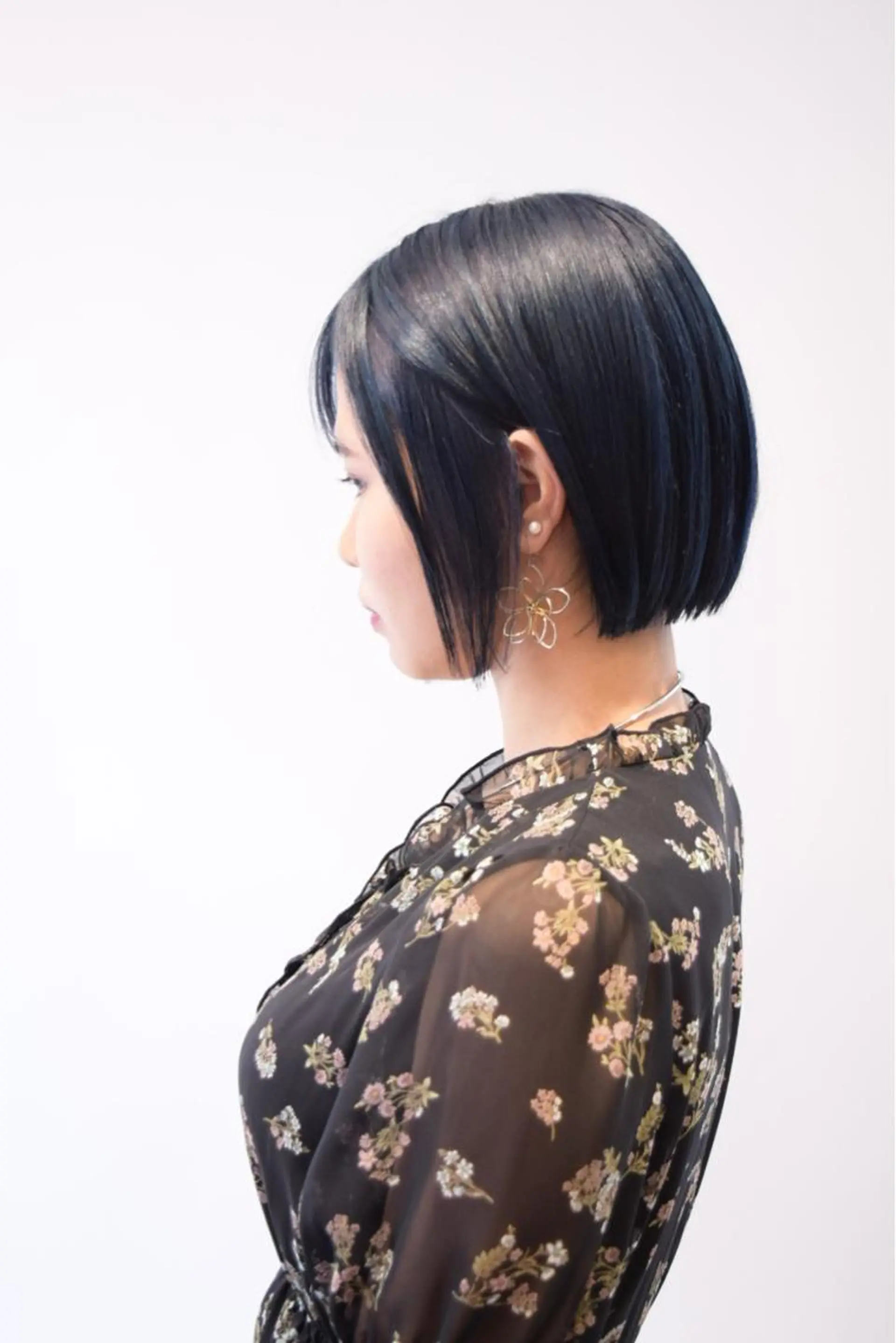 ショート カラー 黒髪 ブルーカラー ブルーブラック カット 縮毛矯正 ワタナベ テルマサのヘアスタイル