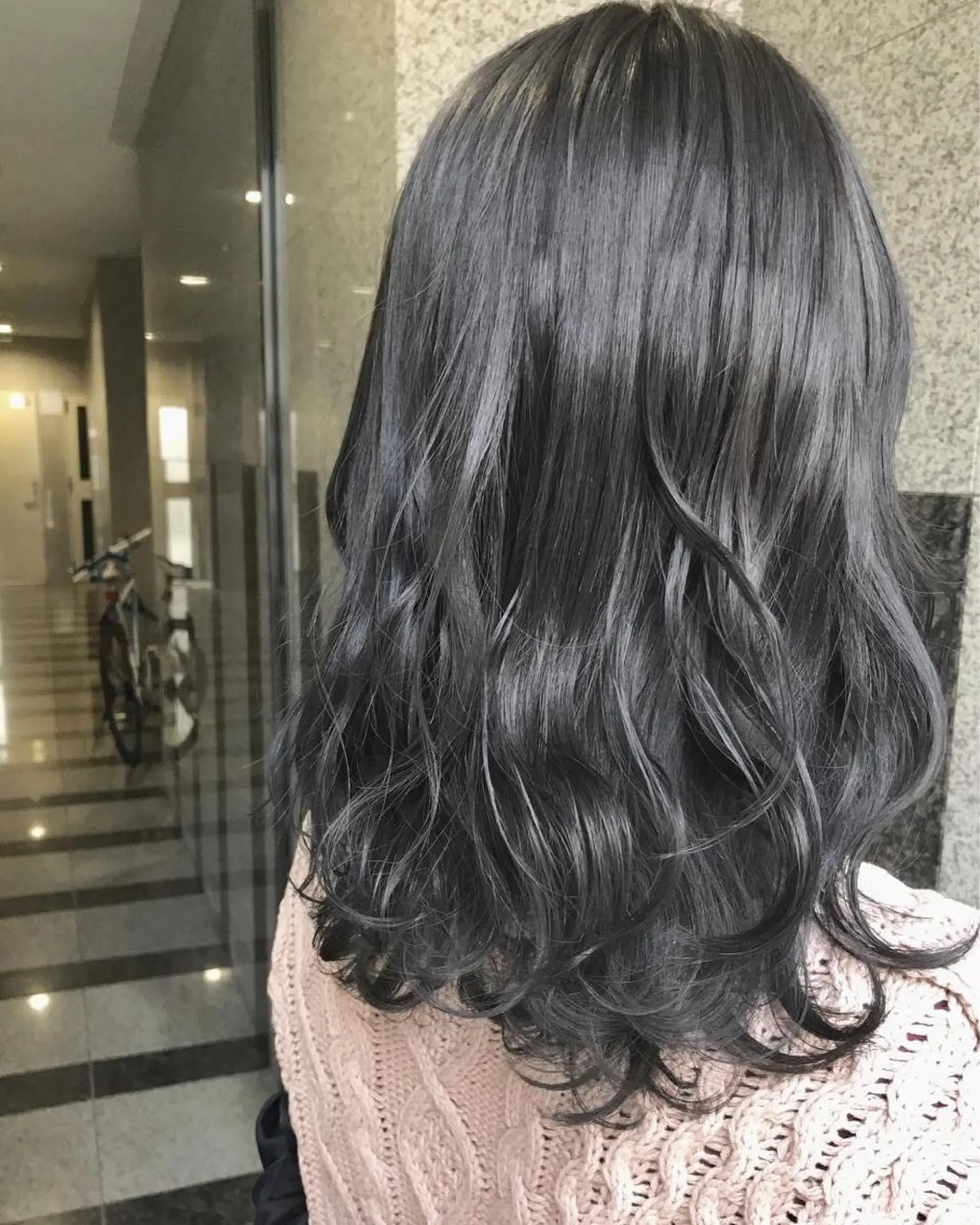 セミロング カラー ブリーチ ネイビーカラー ヘアカラー 八谷 将平のヘアスタイル